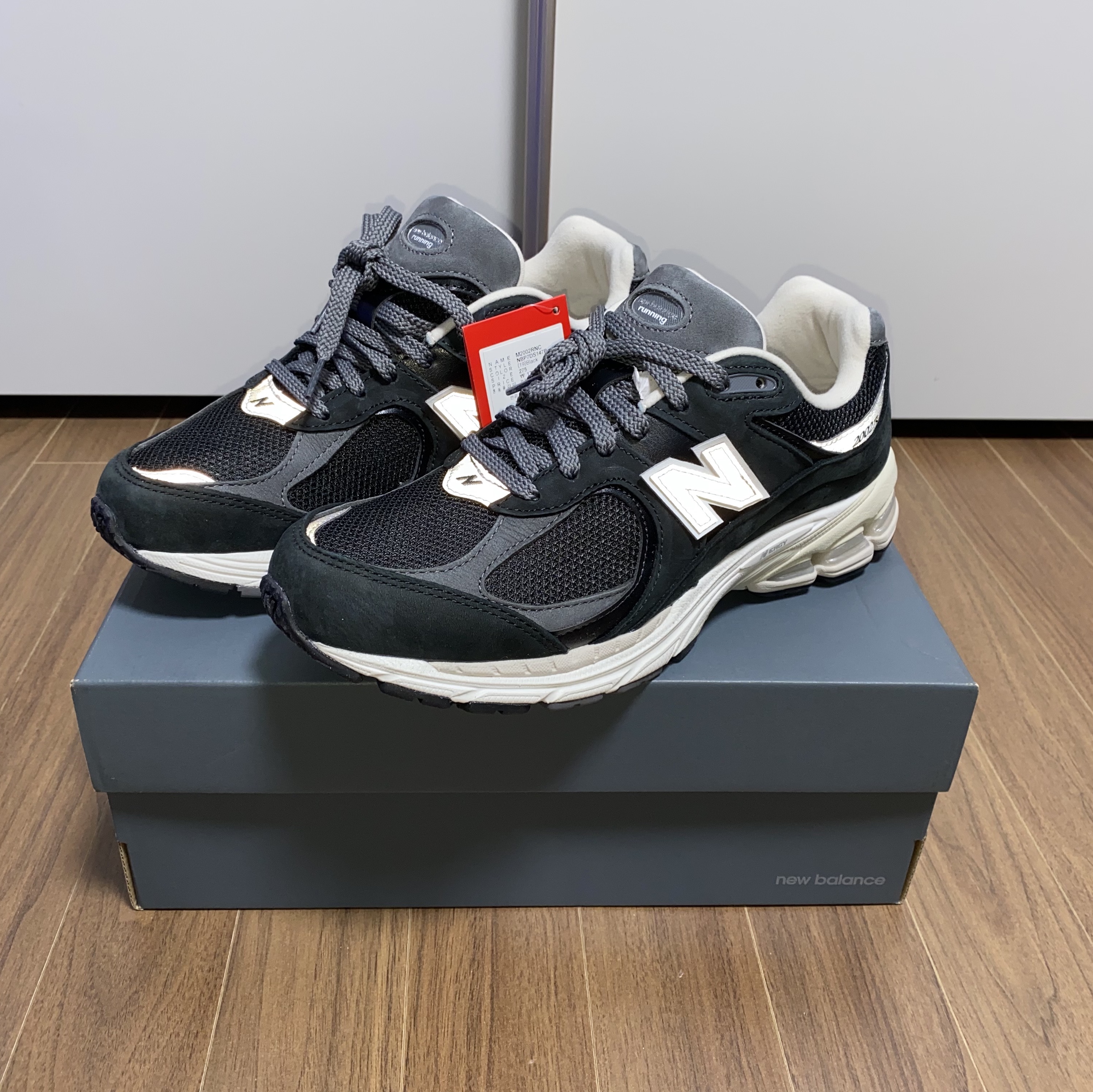 New Balance 2002R Premium Vintage Black 착용 스타일