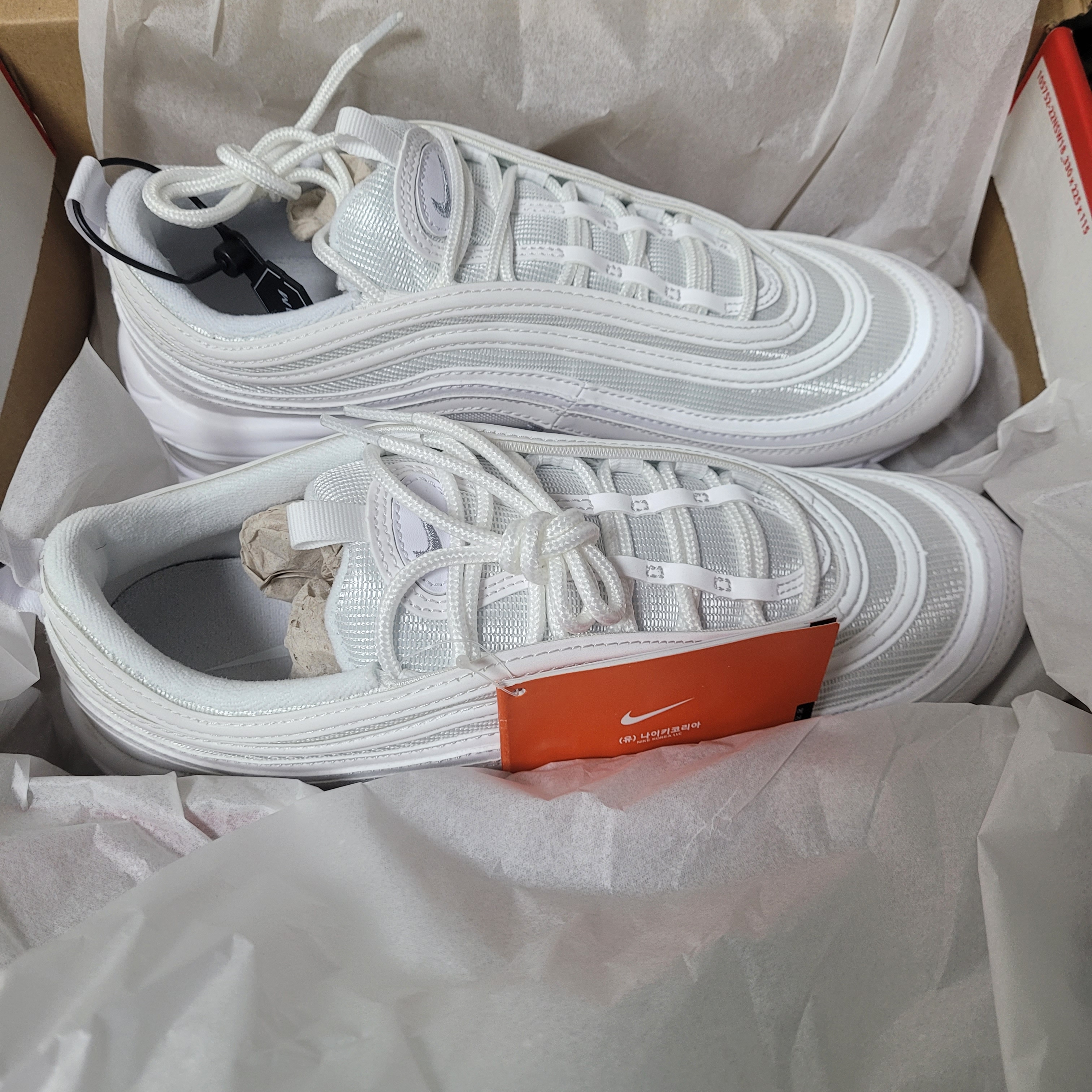 Nike Air Max 97 Triple White Wolf Grey 착용 스타일