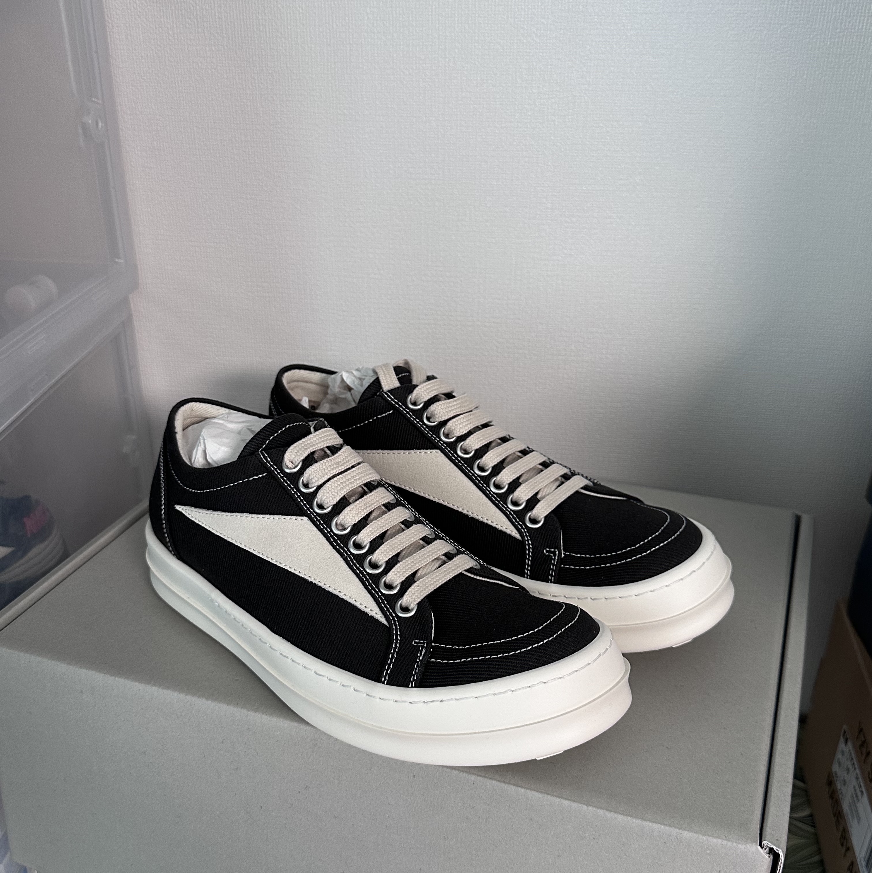 (W) Rick Owens Drkshdw Suede Vintage Sneakers Dark Dust, Rick Owens Drkshdw Suede Vintage Sneakers Dark Dust Pearl Milk White 착용 스타일 - 1