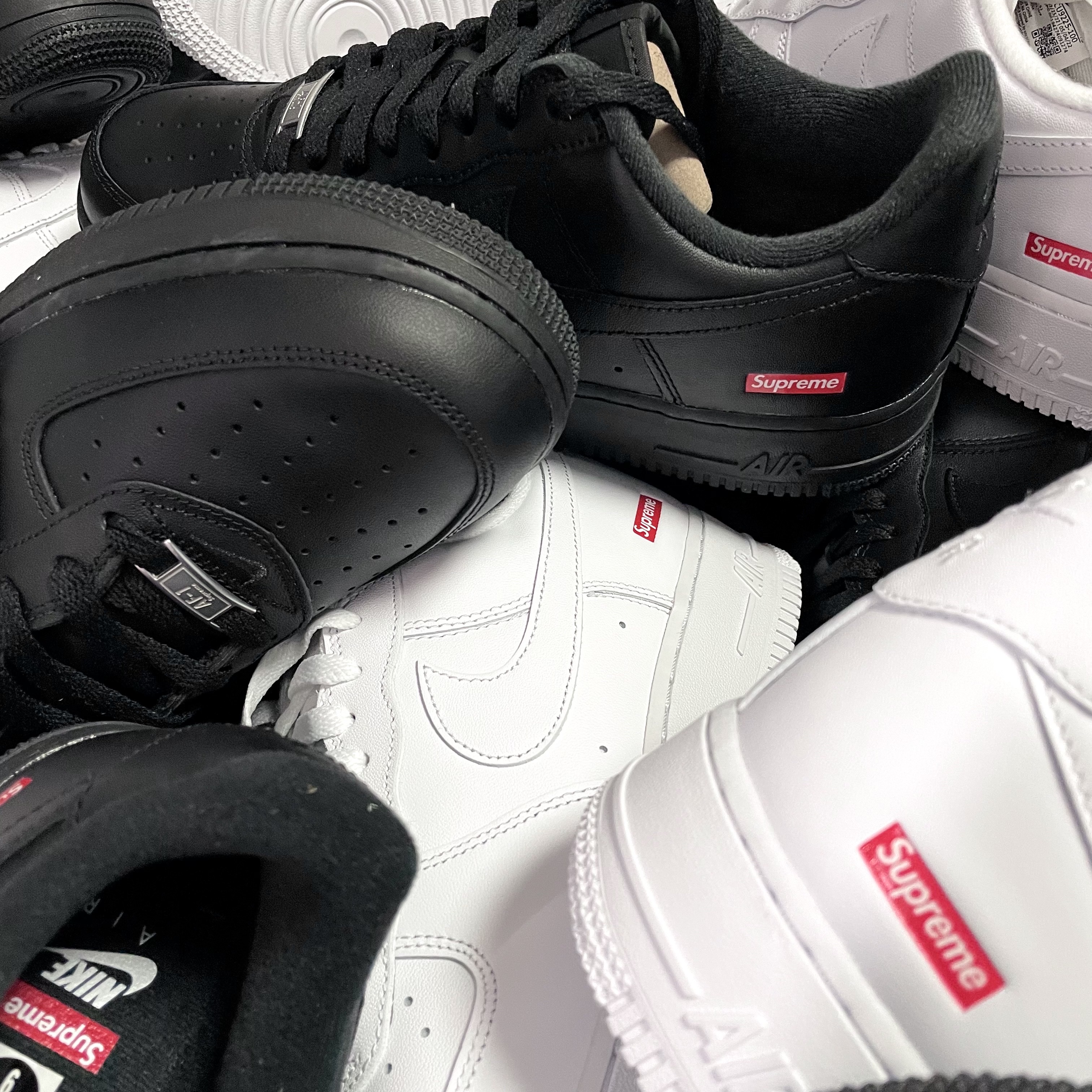 Nike x Supreme Air Force 1 Low White, Nike x Supreme Air Force 1 Low Black 착용 스타일