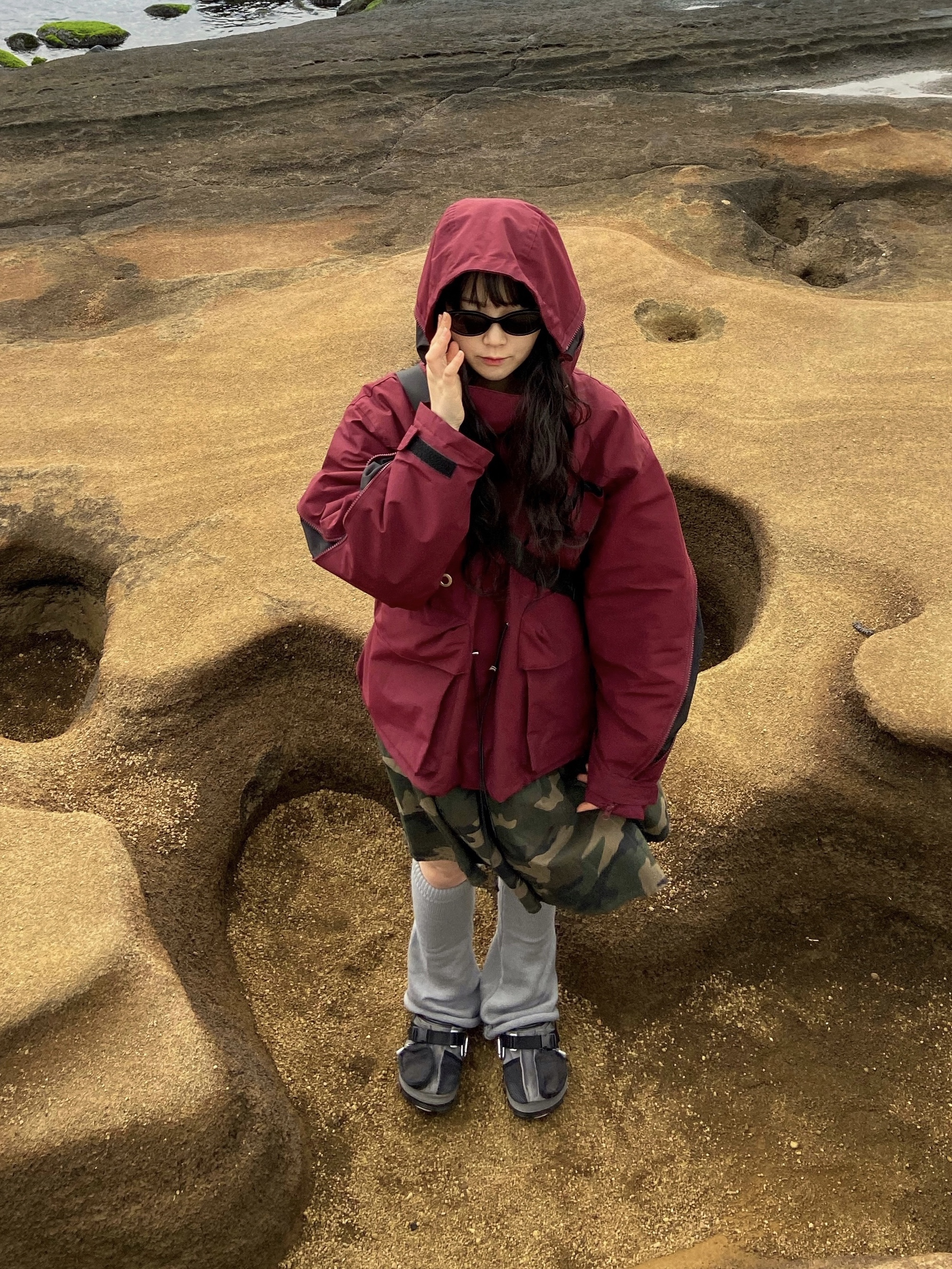 Crocs x Beams Classic All Terrain Mountain Parka Clog Grey 착용 스타일 - 5
