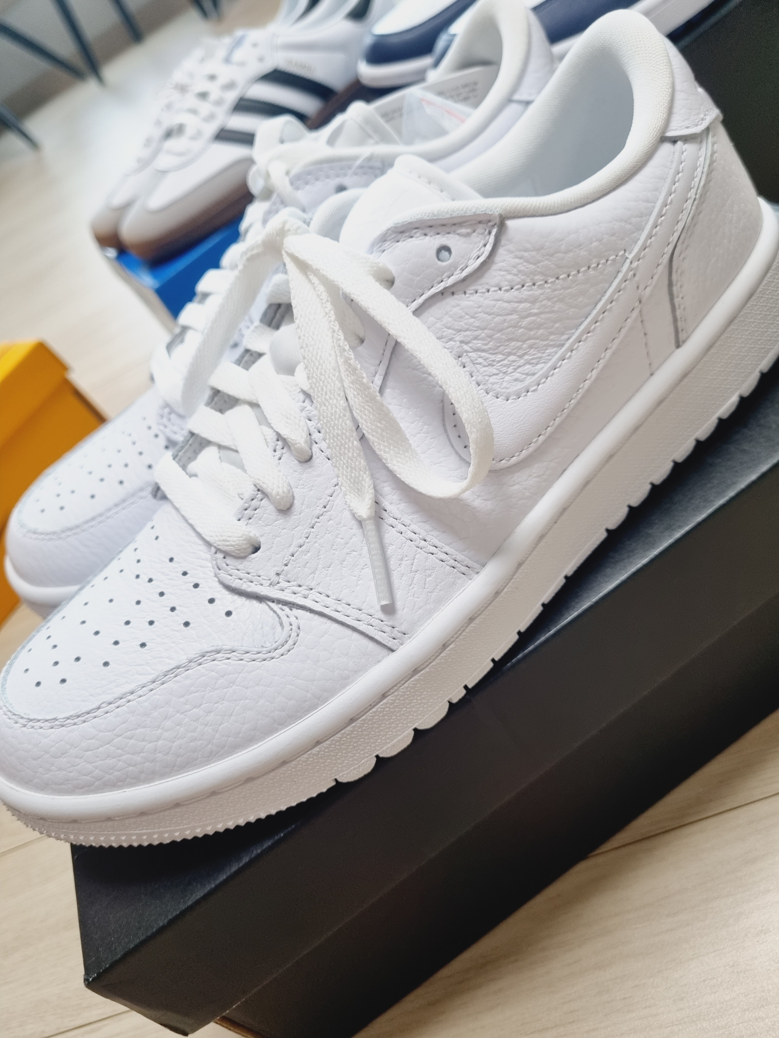 Jordan 1 Low Golf Midnight Navy, Jordan 1 Low Golf Triple White 착용 스타일 - 4