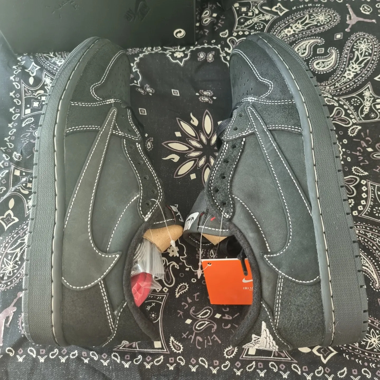 Jordan 1 x Travis Scott Retro Low OG SP Black Phantom 착용 스타일 - 3