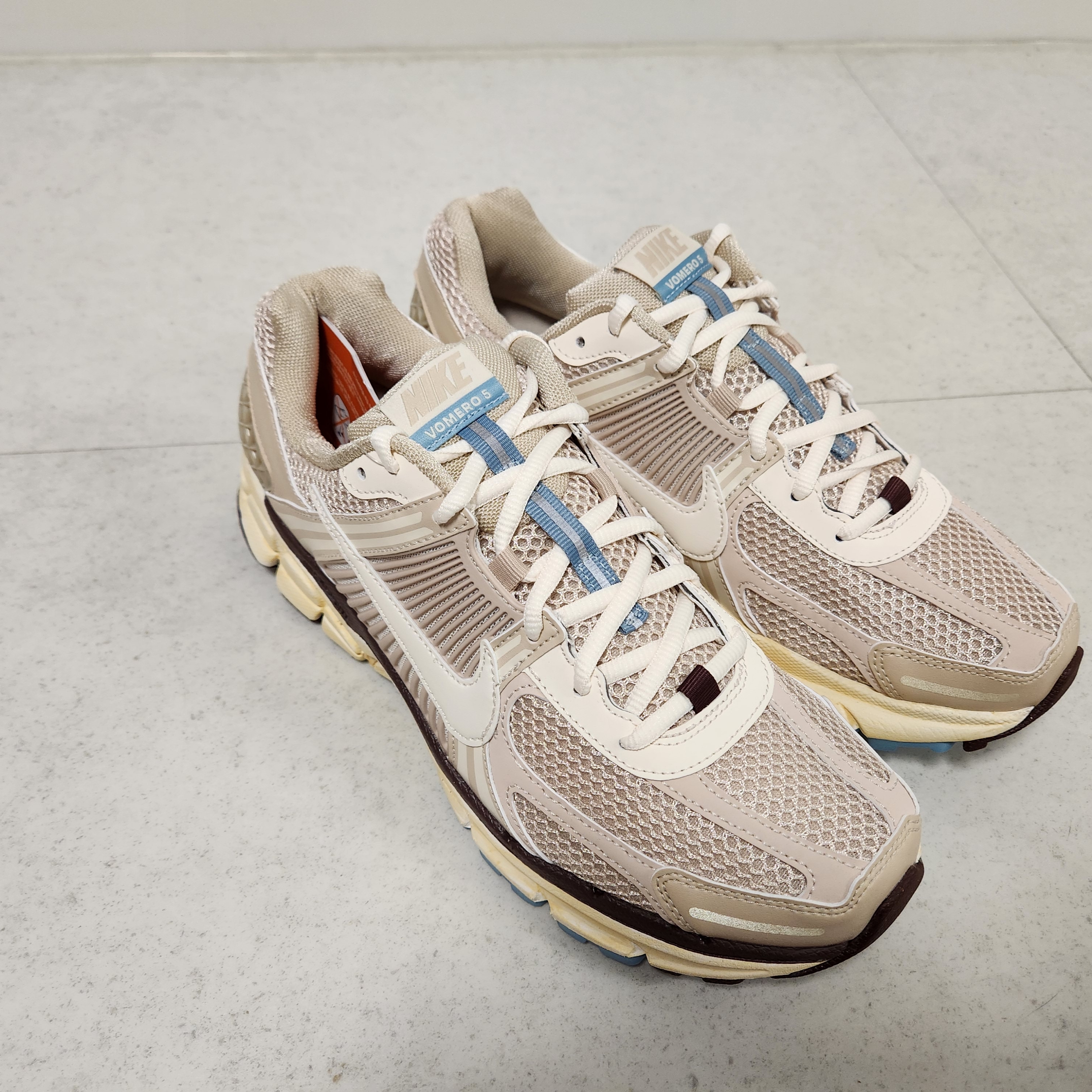 (W) Nike Zoom Vomero 5 Oatmeal 착용 스타일 - 2
