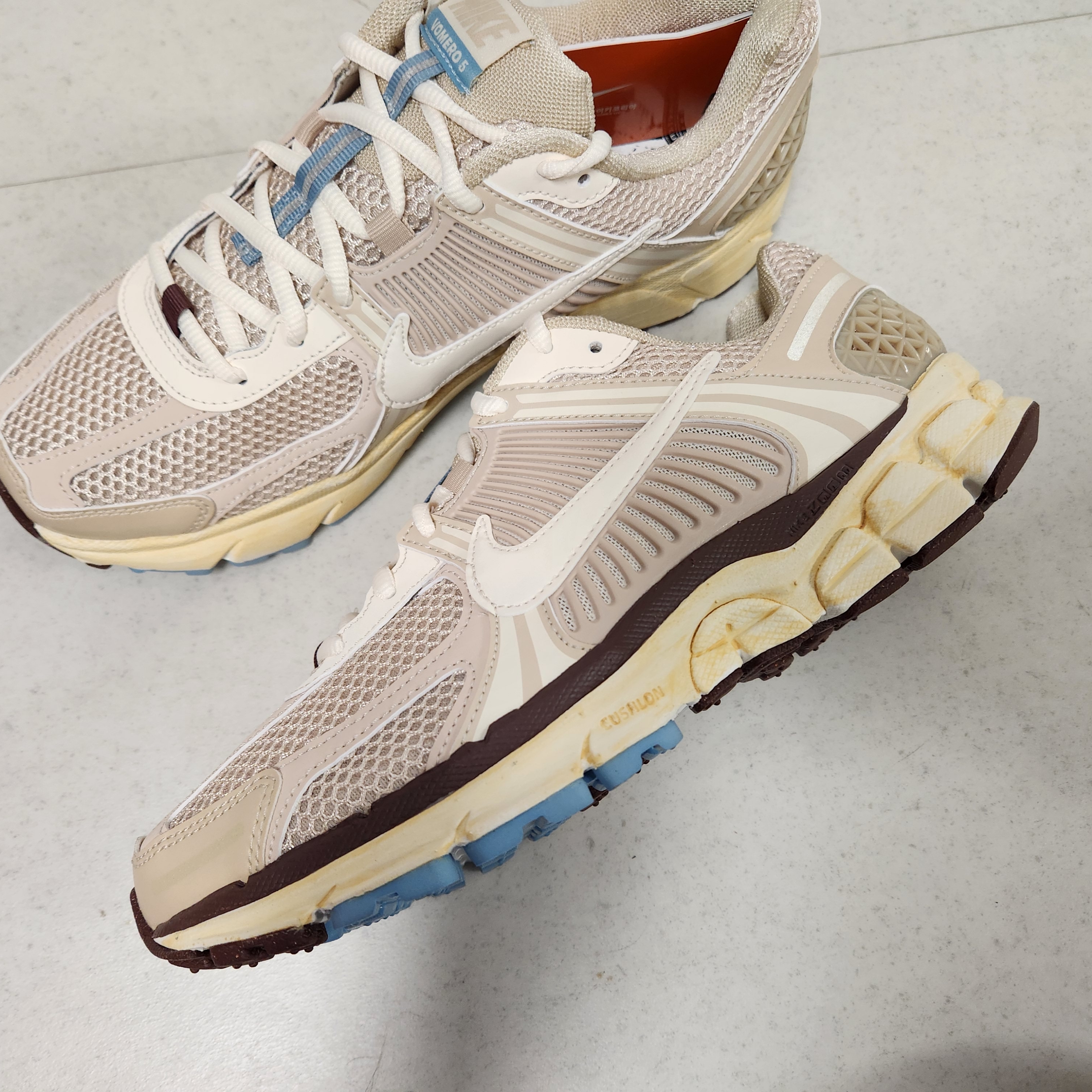 (W) Nike Zoom Vomero 5 Oatmeal 착용 스타일 - 3
