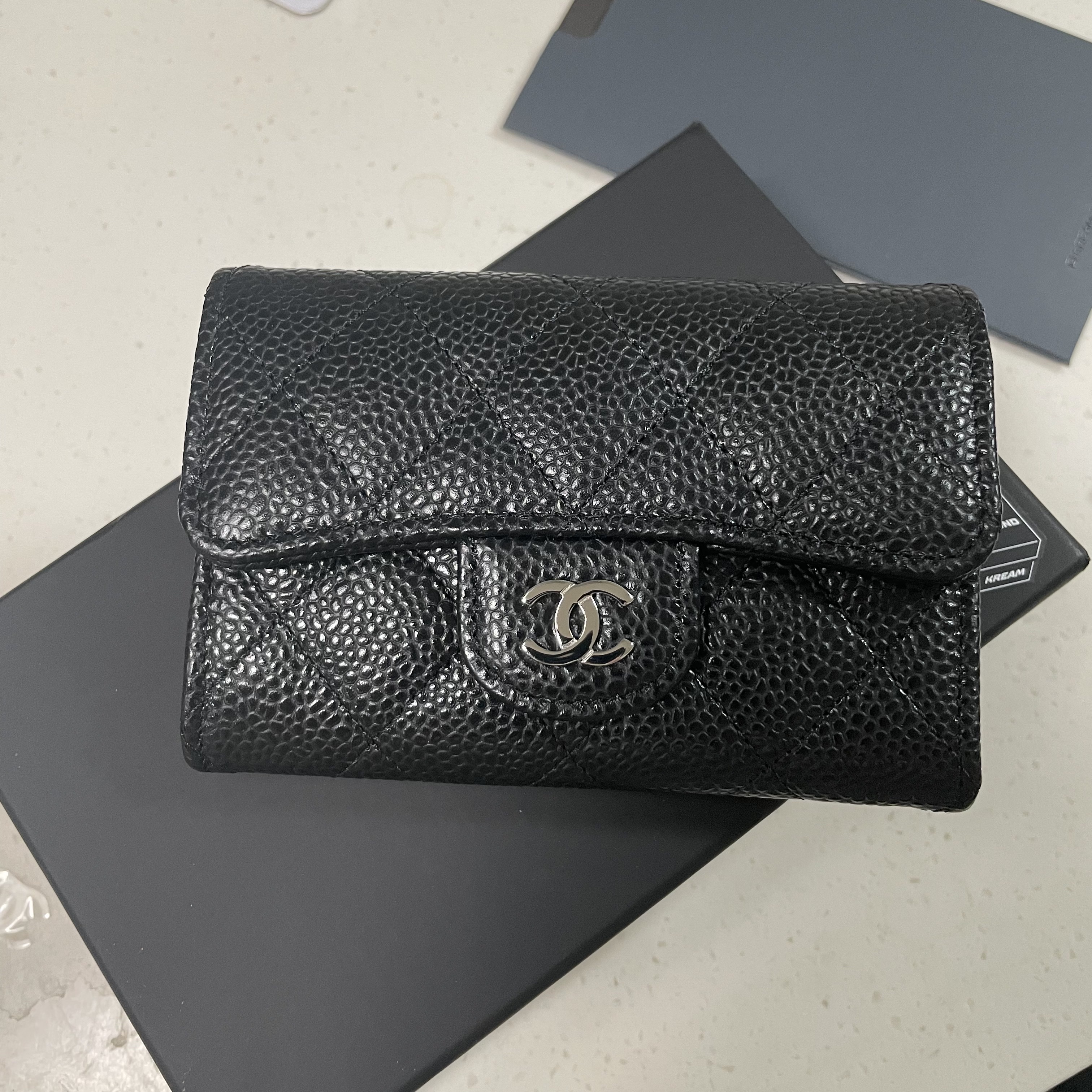 Chanel Classic Card Holder Grained Calfskin & Silver Black 착용 스타일