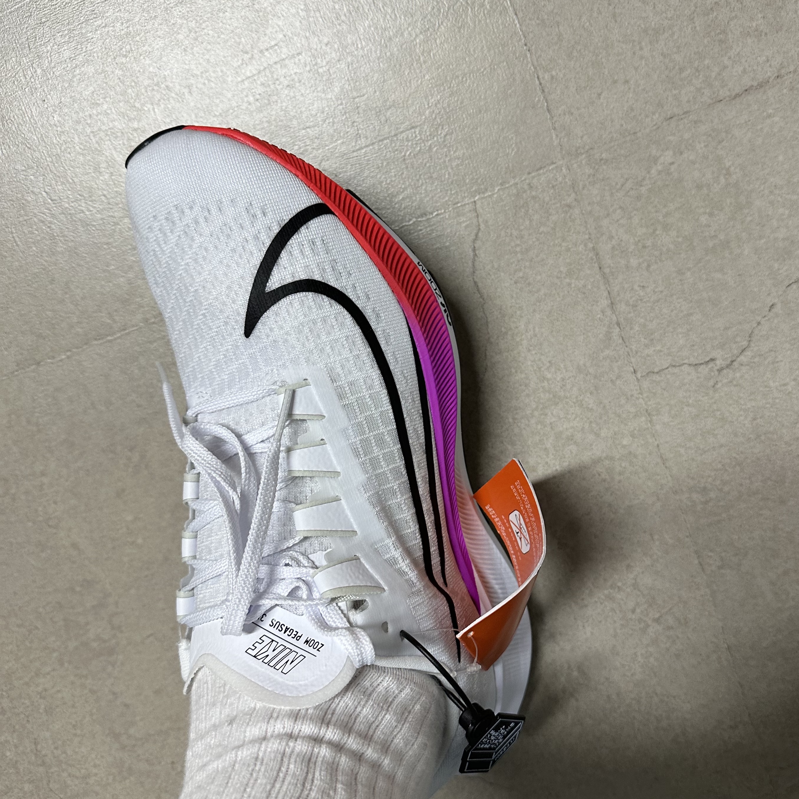 Nike Air Zoom Pegasus 37 White Hyper Violet 착용 스타일 - 2