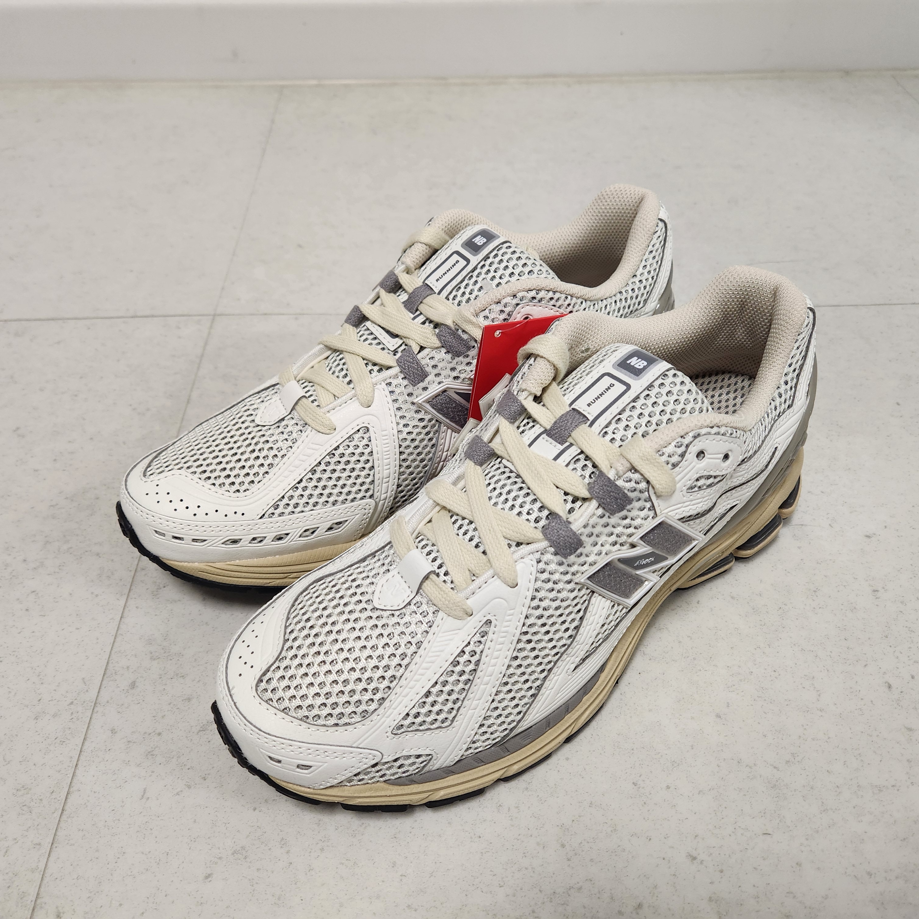 New Balance 1906R White Gray 착용 스타일 - 1
