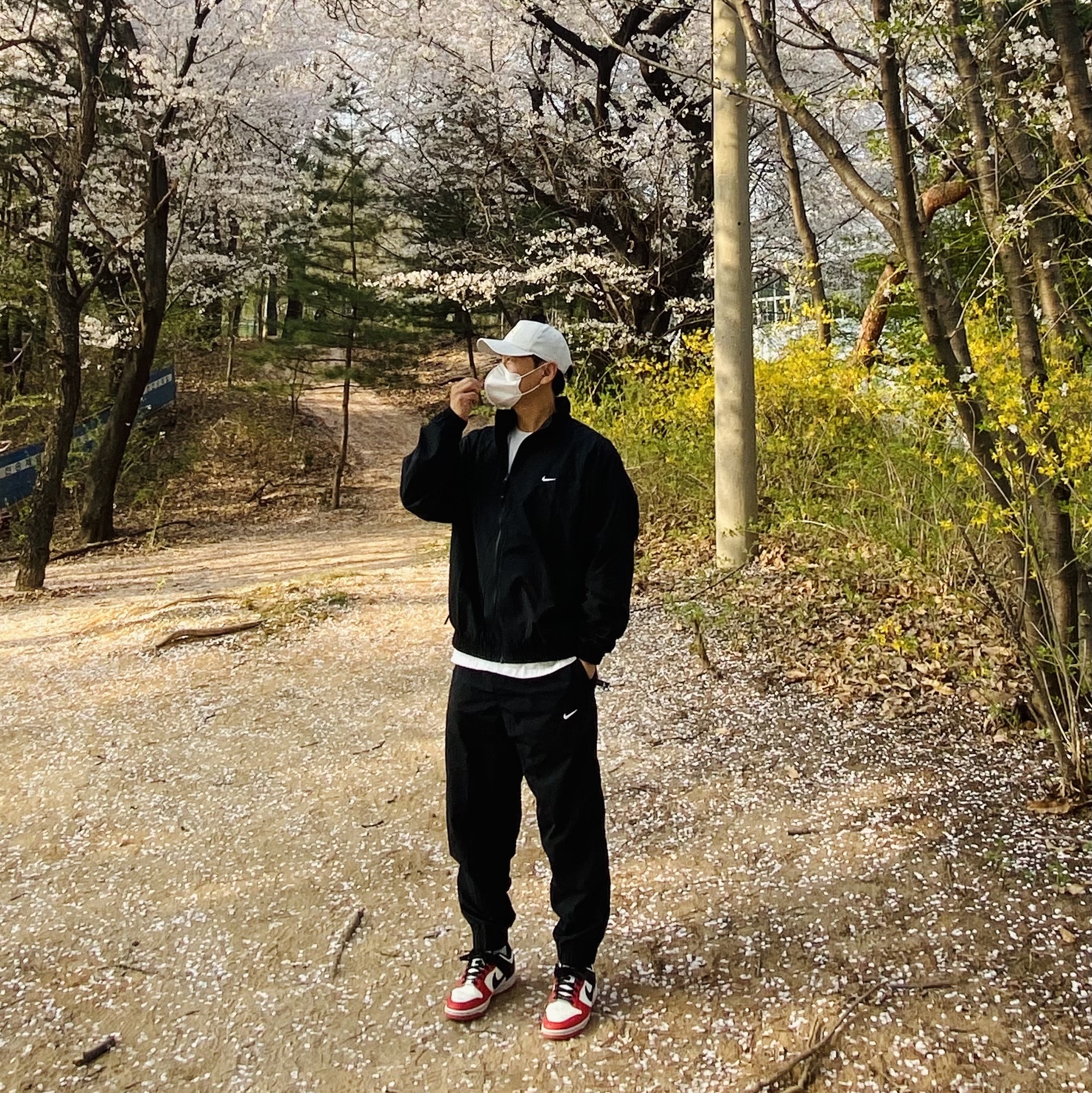 Nike NRG Solo Swoosh Woven Track Jacket Black - Asia, Nike NRG Solo Swoosh Woven Track Pants Black White - Asia 착용 스타일 - 2