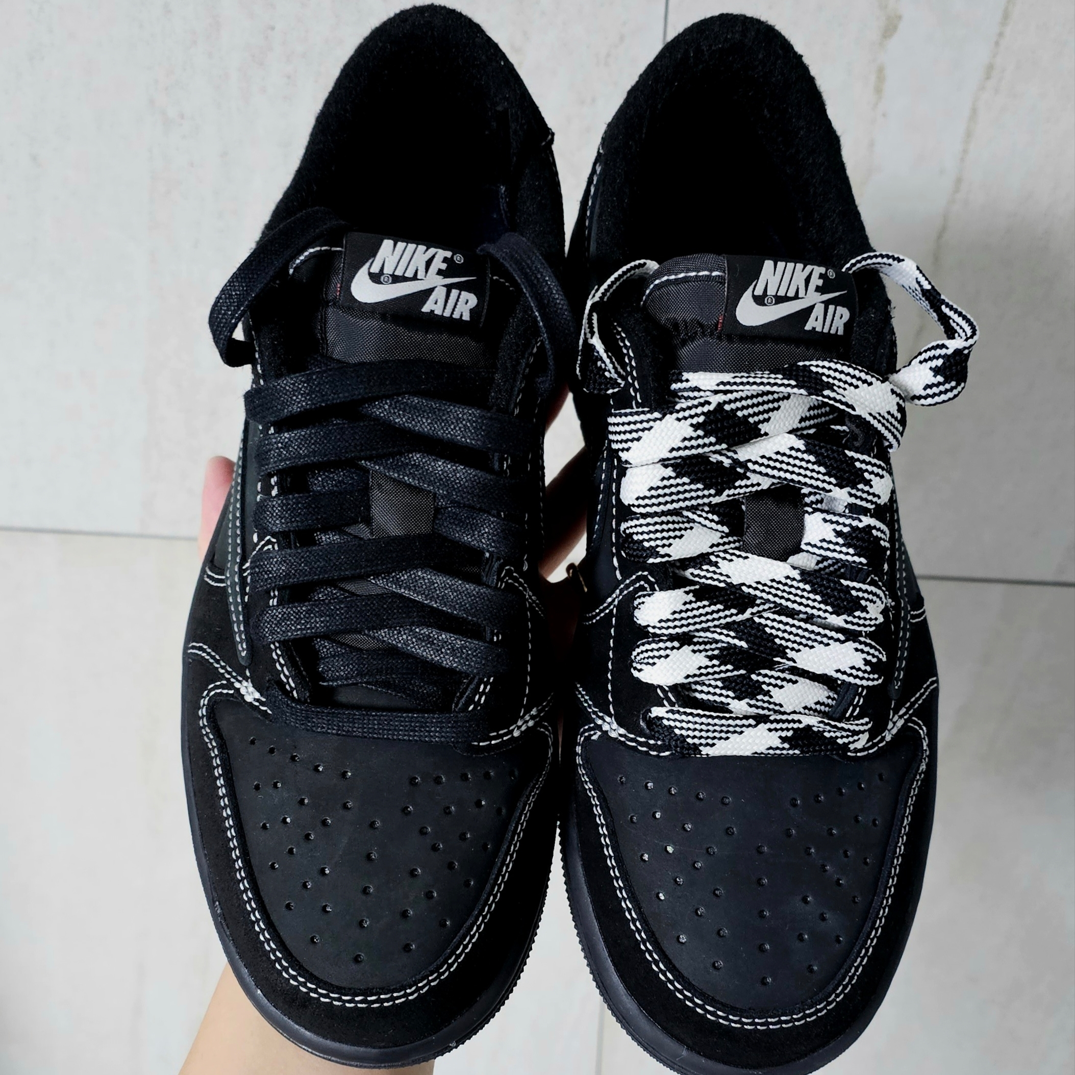 Jordan 1 x Travis Scott Retro Low OG SP Black Phantom 착용 스타일 - 1