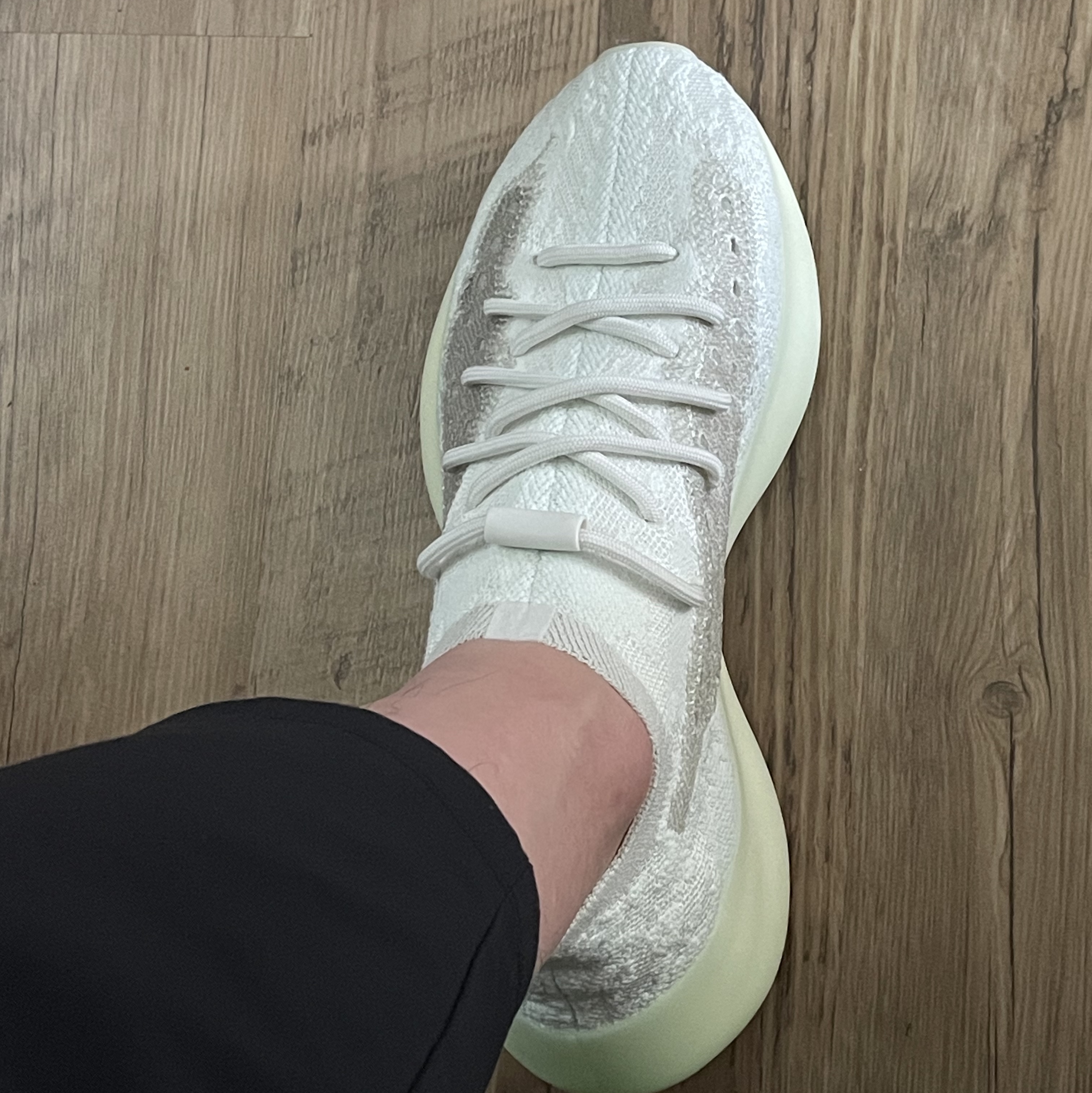 Adidas Yeezy Boost 380 Calcite Glow 착용 스타일