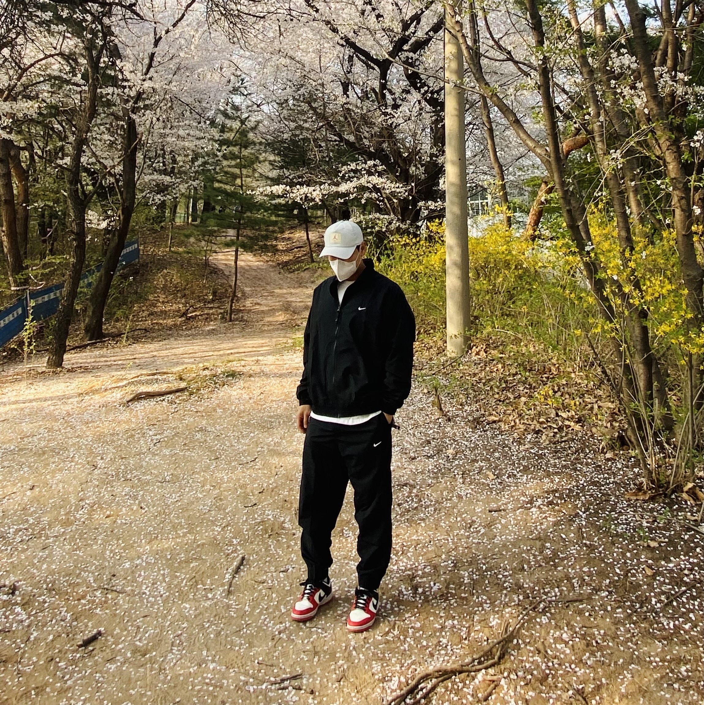 Nike NRG Solo Swoosh Woven Track Jacket Black - Asia, Nike NRG Solo Swoosh Woven Track Pants Black White - Asia 착용 스타일 - 1