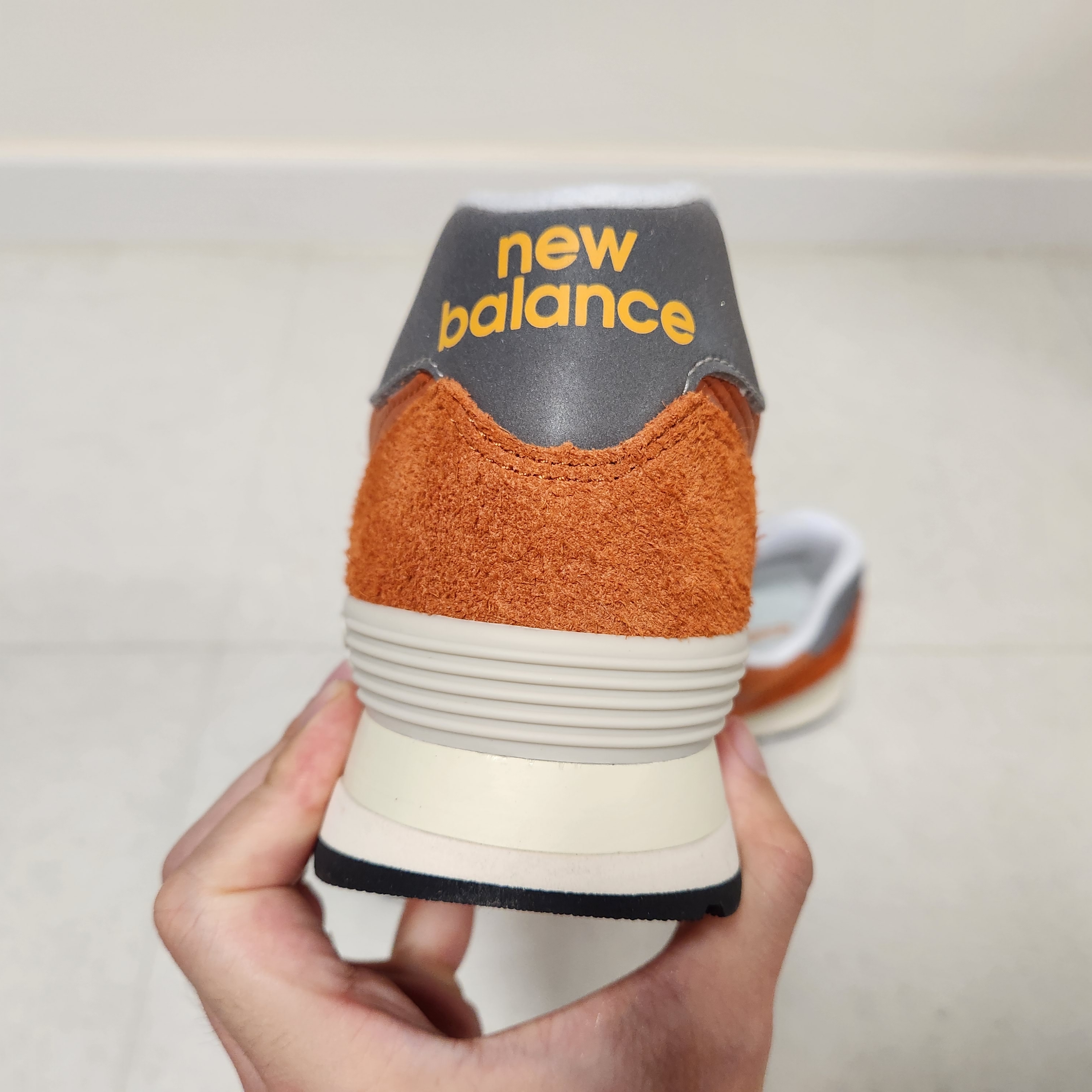 New Balance 574 Heritage Orange Burst White 착용 스타일 - 5