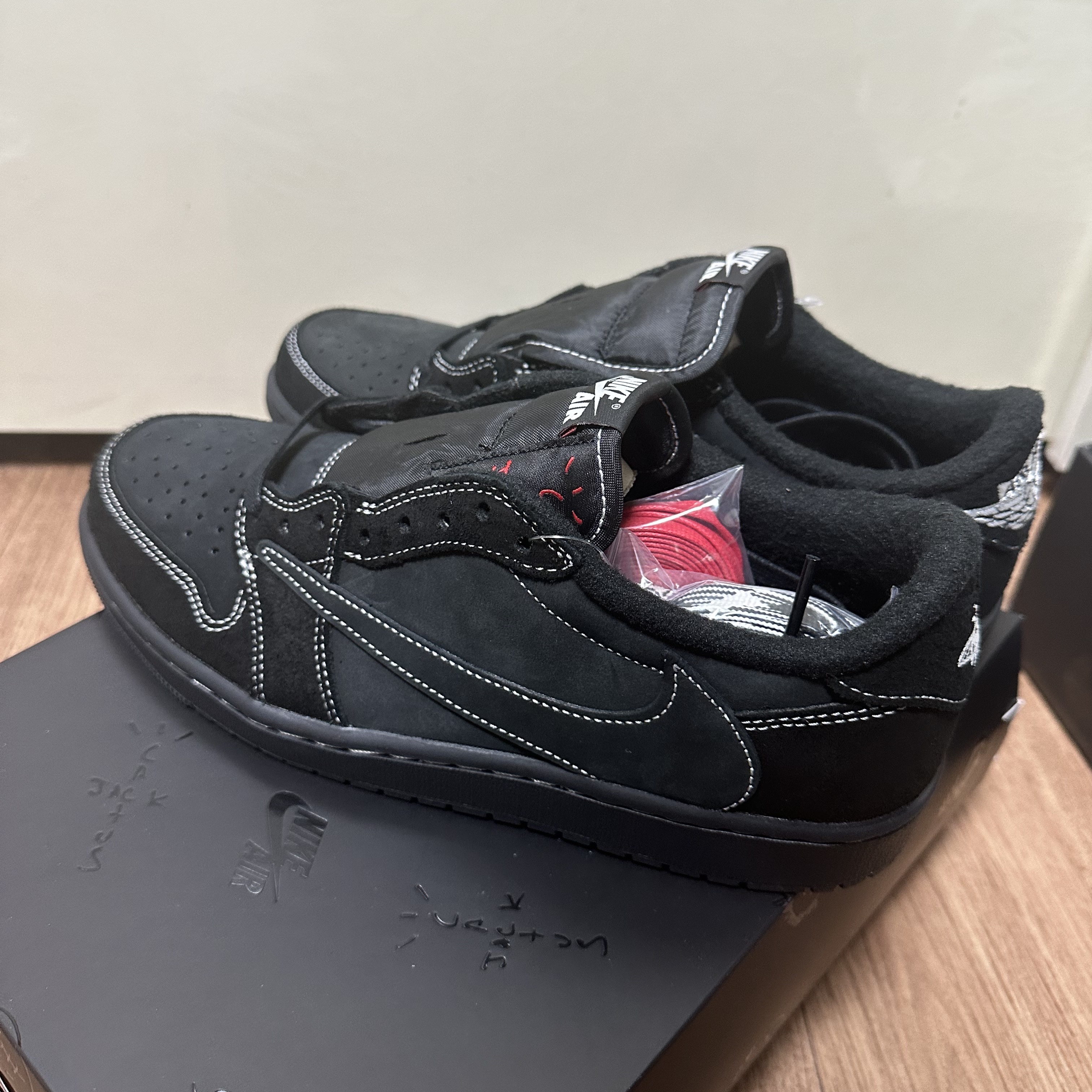 Jordan 1 x Travis Scott Retro Low OG SP Black Phantom 착용 스타일