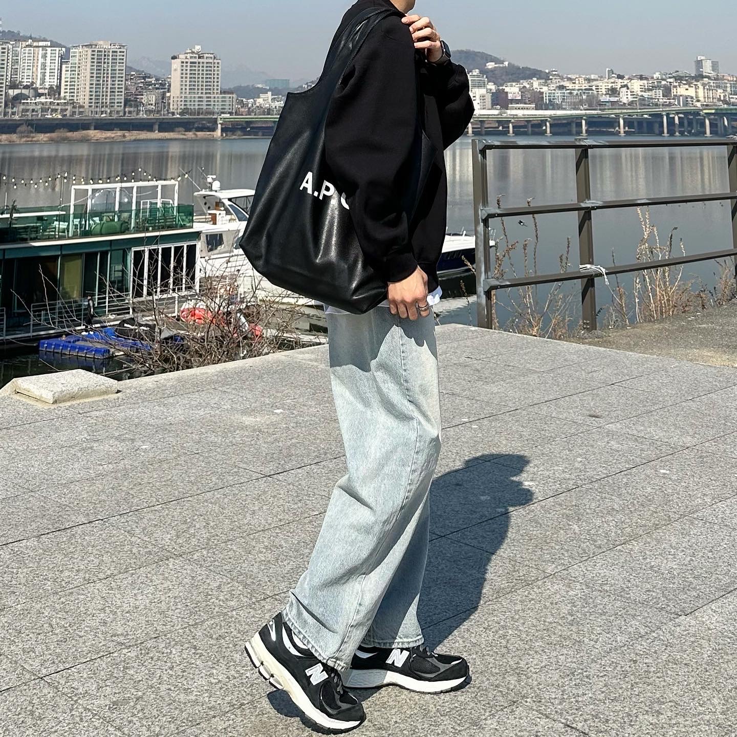 New Balance 2002R Premium Vintage Black 착용 스타일 - 2