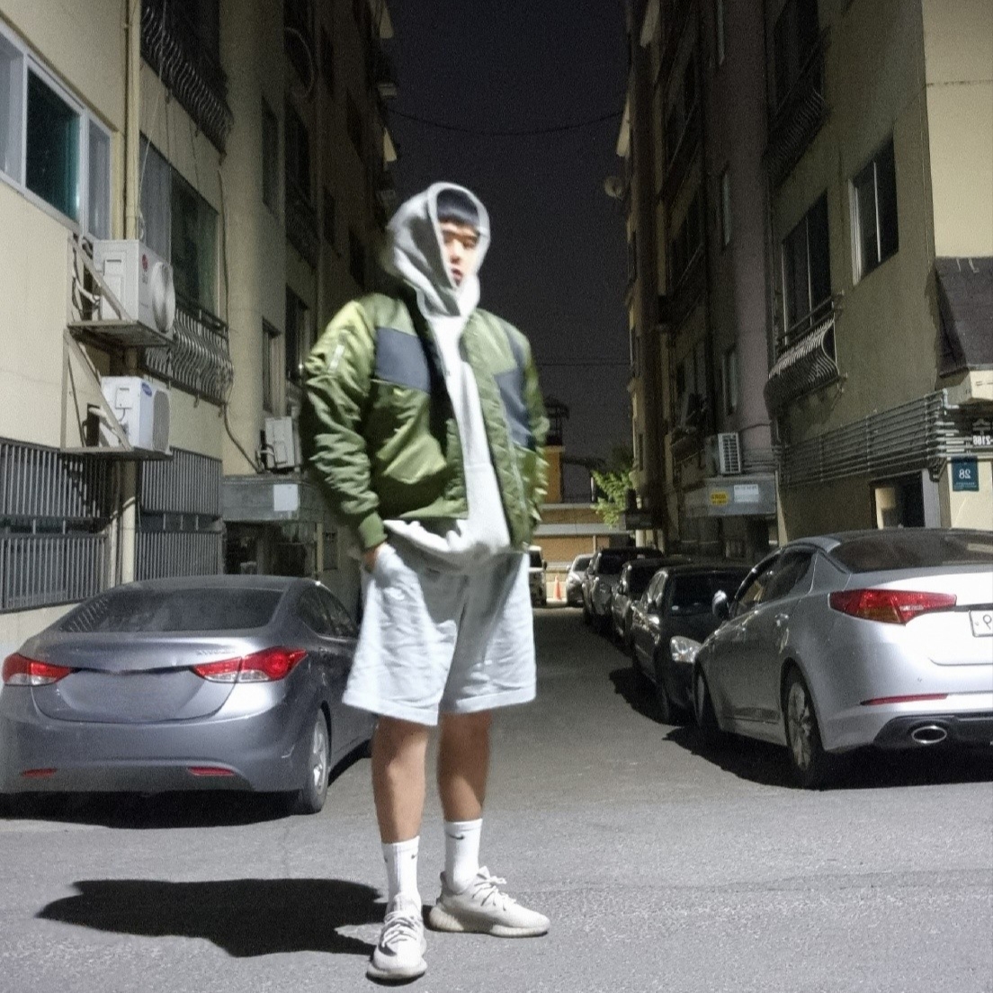 Essentials The Core Collection Hoodie Dark Oatmeal, Adidas Yeezy Boost 350 V2 Slate Core Black 2022/2023 착용 스타일 - 3