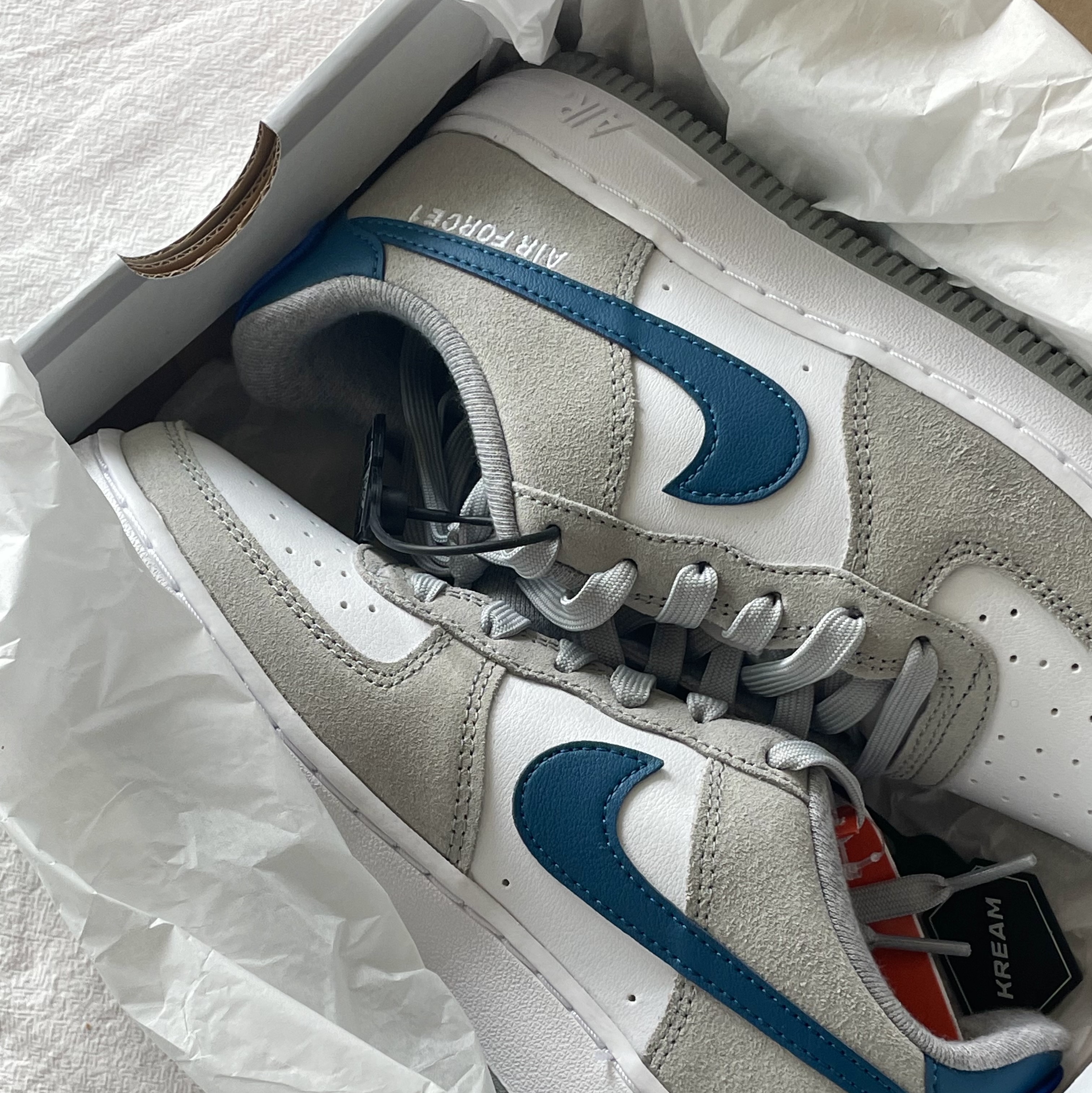 (GS) Nike Air Force 1 LV8 Athletic Club Light Smoke Grey Marina 착용 스타일 - 1