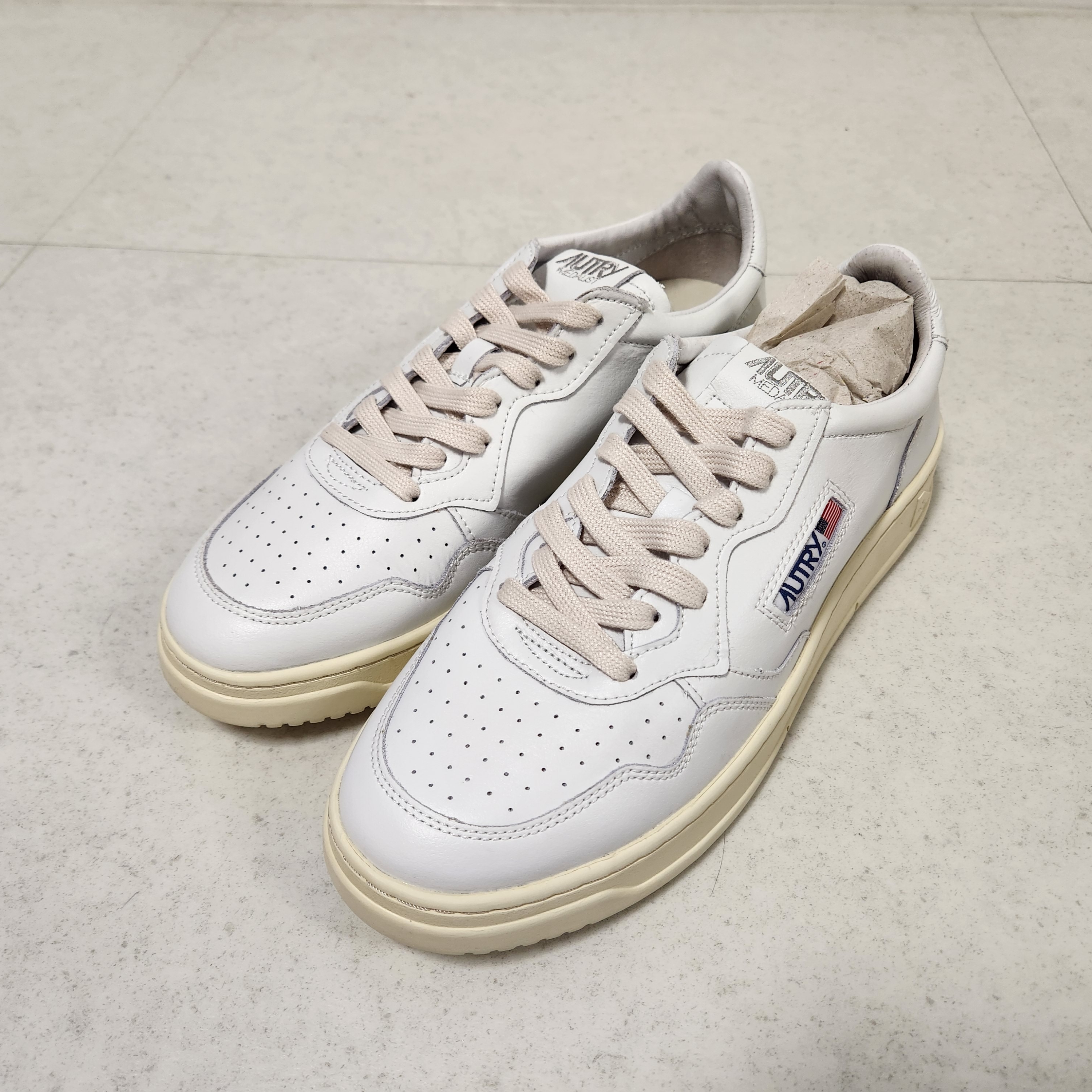 Autry Medalist Low Leather Sneakers White 착용 스타일 - 1
