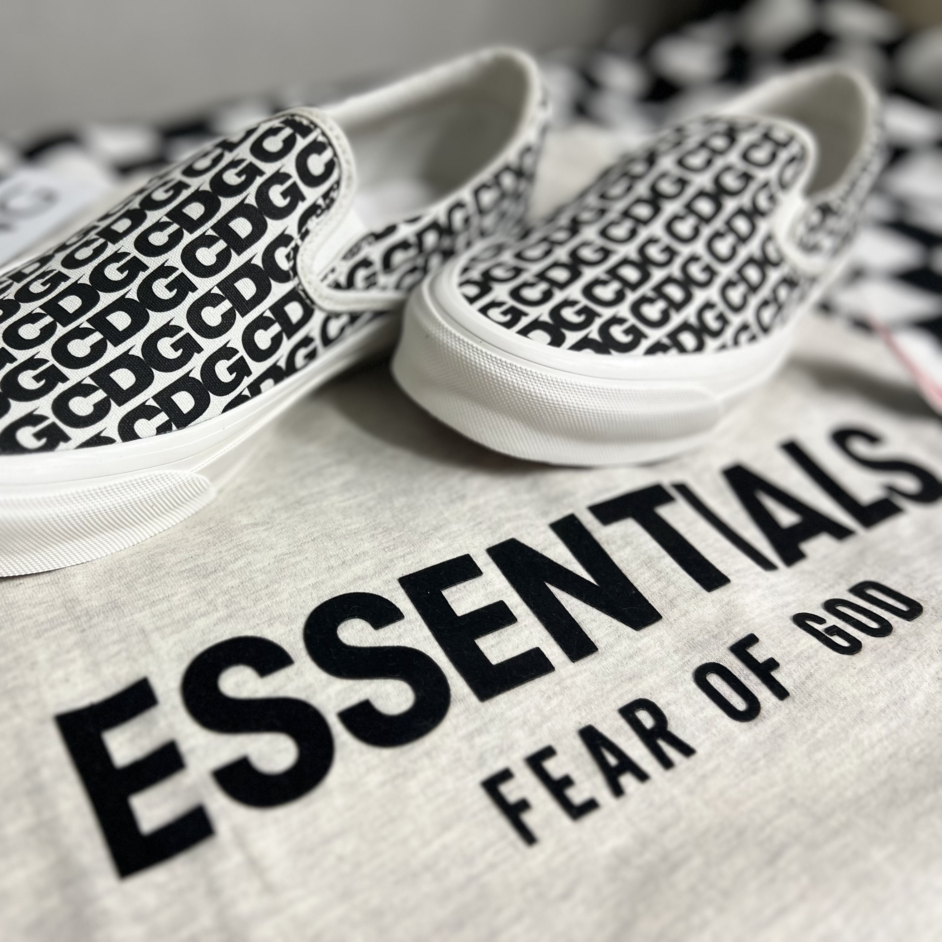 Essentials The Core Collection Crewneck Sweatshirt Light Oatmeal, Vans Vault x CDG Slip-On LX White 착용 스타일