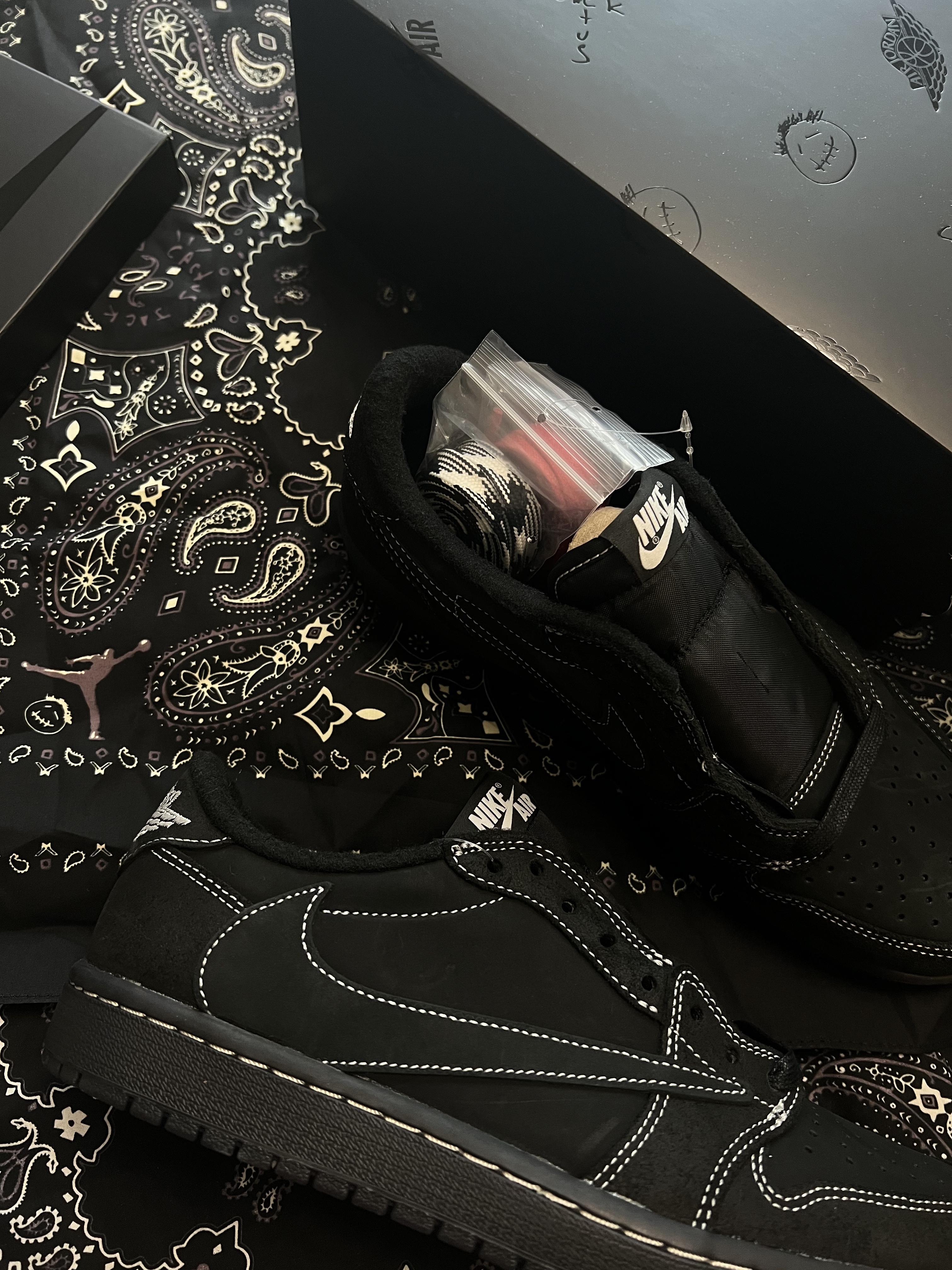 Jordan 1 x Travis Scott Retro Low OG SP Black Phantom 착용 스타일
