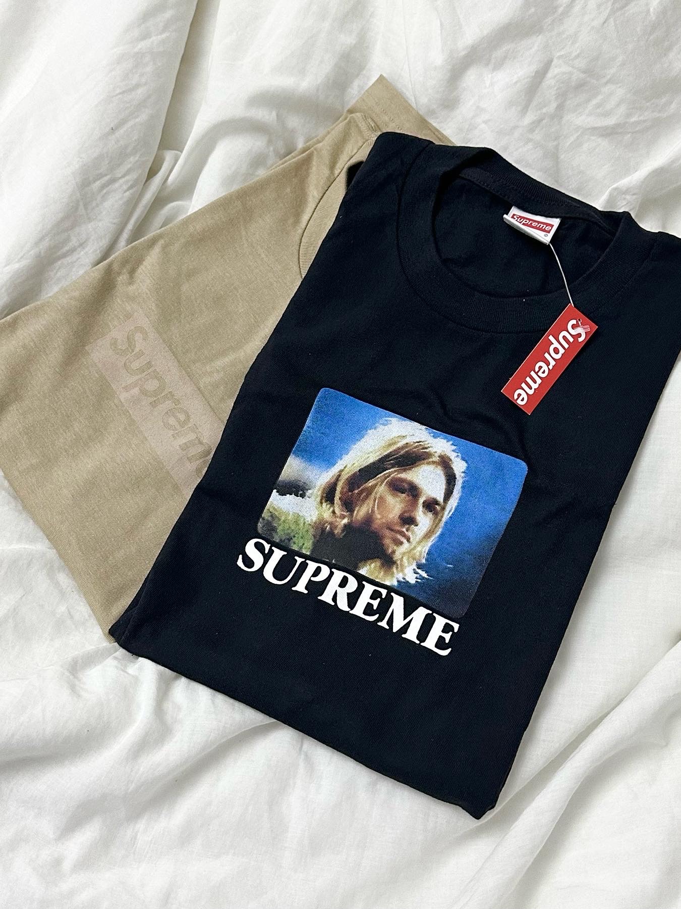 Supreme Tonal Box Logo T-Shirt Khaki - 23SS, Supreme Kurt Cobain T-Shirt Black - 23SS 착용 스타일