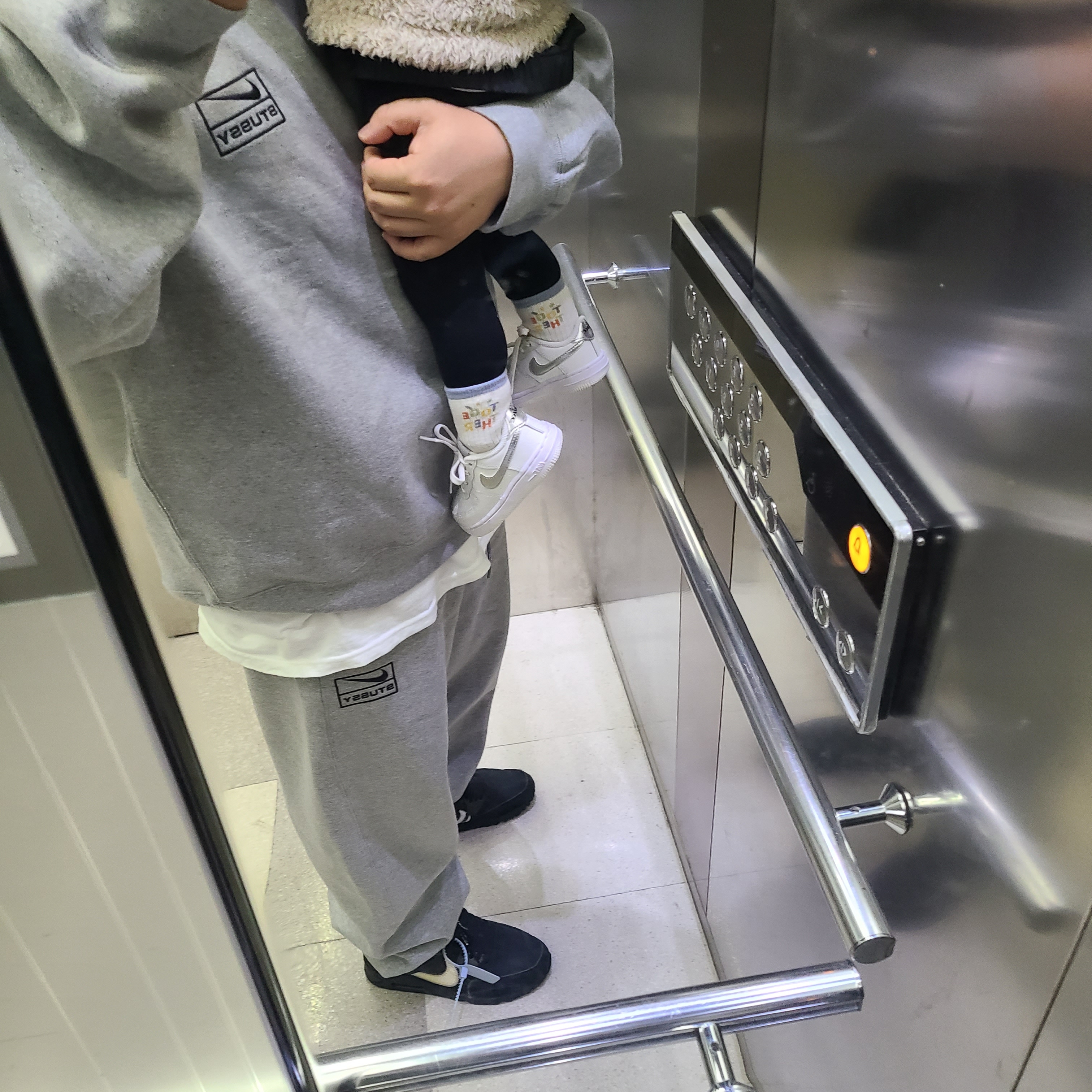 Nike x Stussy NRG Fleece Crewneck Dark Grey Heather (DO9337-063), Nike x Stussy NRG Fleece Pants Dark Grey Heather (DO9340-063) 착용 스타일