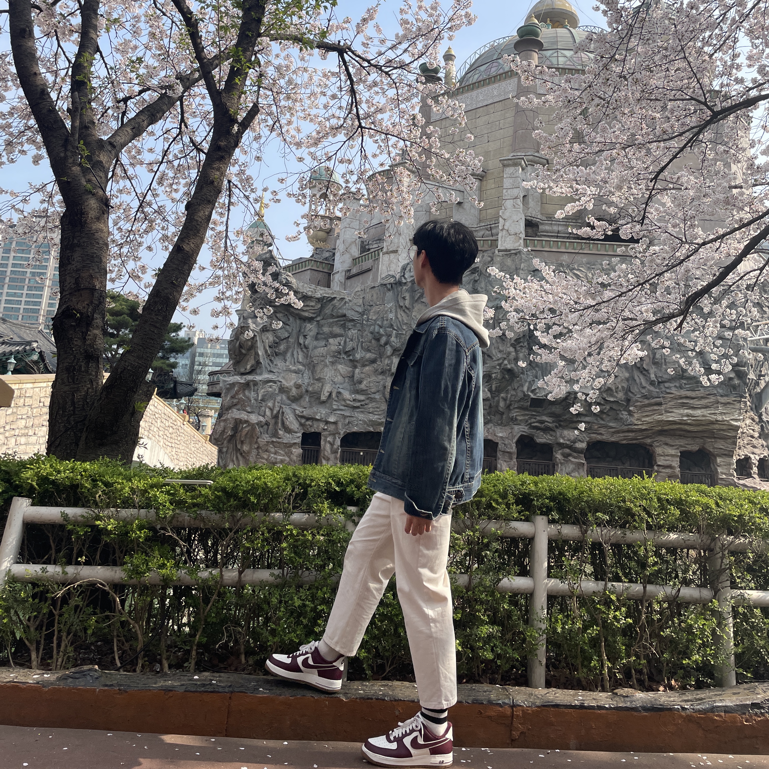 Nike Air Force 1 '07 LV8 Night Maroon 착용 스타일
