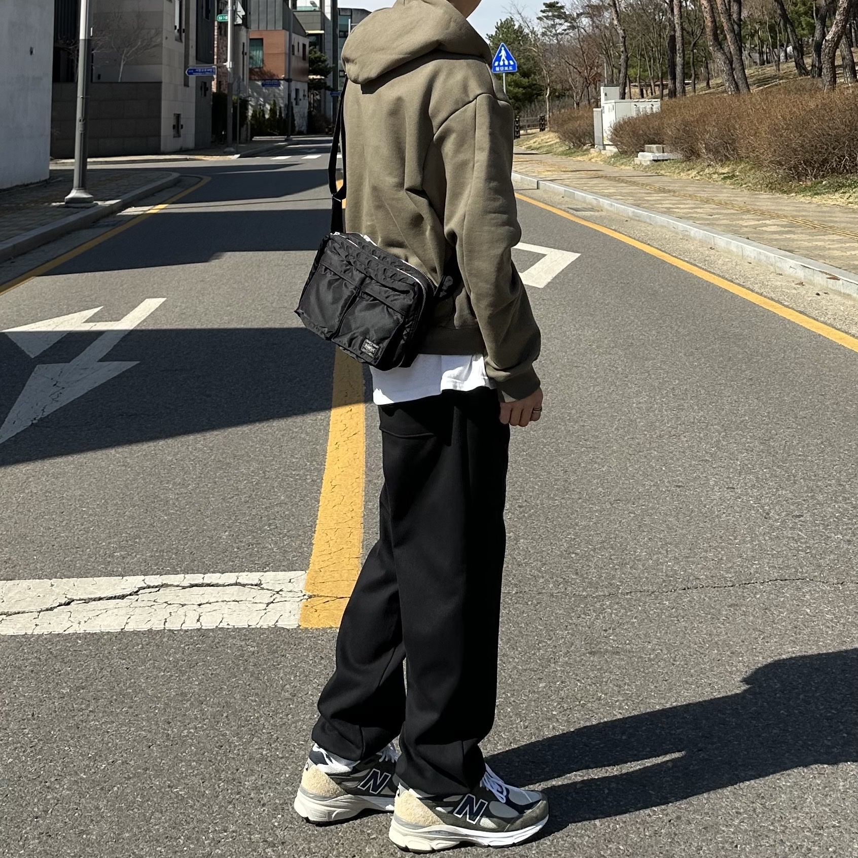New Balance 990v3 Made in USA Olive, Porter Tanker Shoulder Bag S Black 착용 스타일 - 3