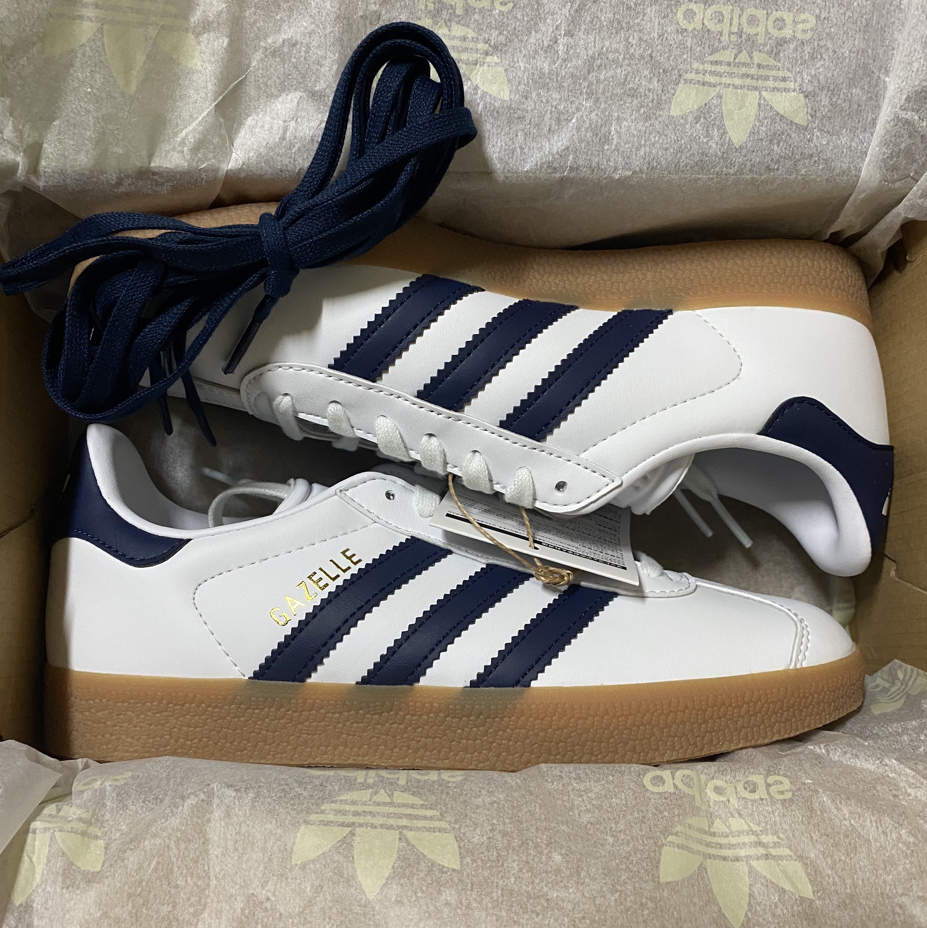 Adidas Gazelle White Collegiate Navy 착용 스타일