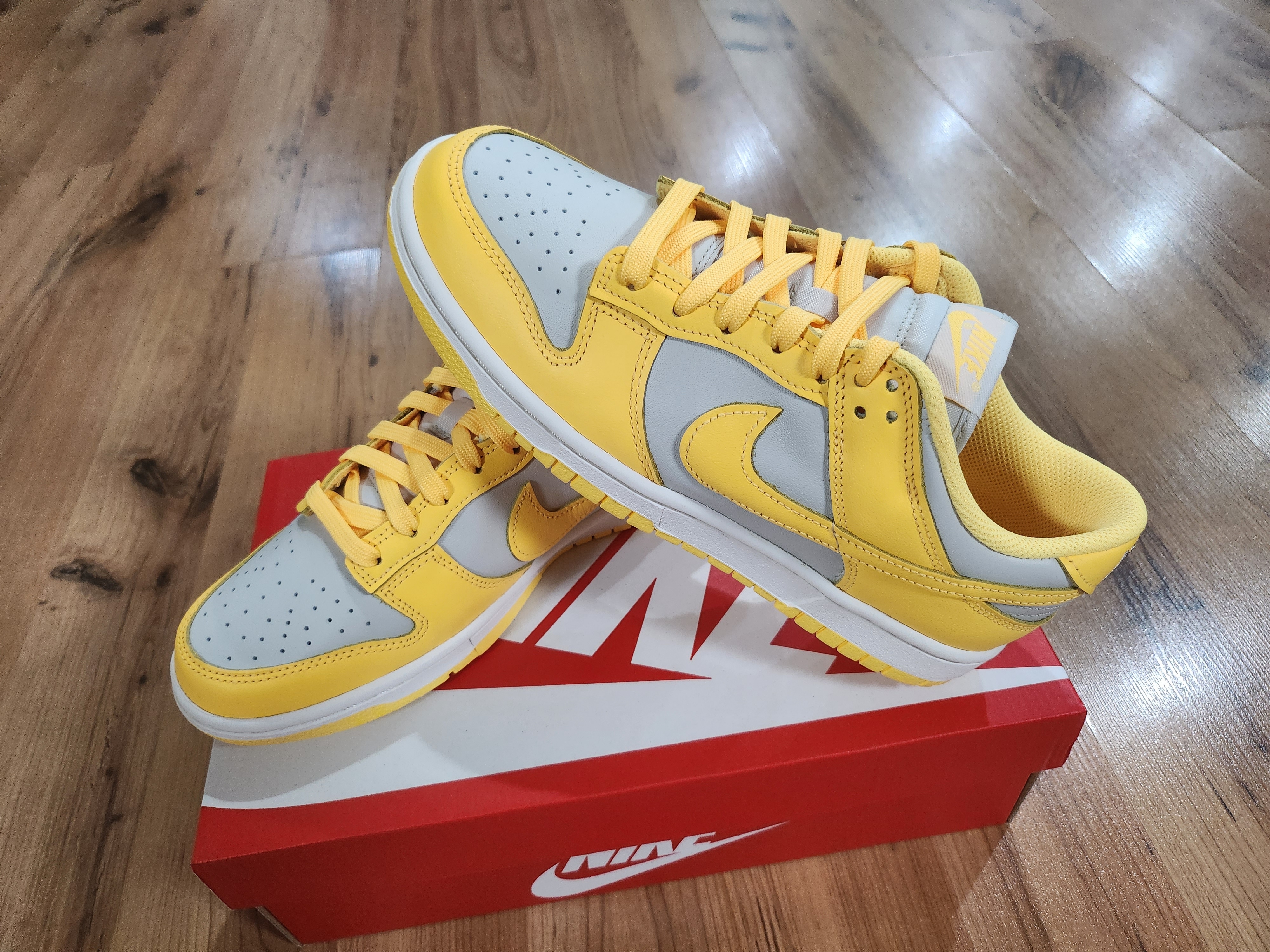 (W) Nike Dunk Low Light Bone Citron Pulse 착용 스타일 - 2