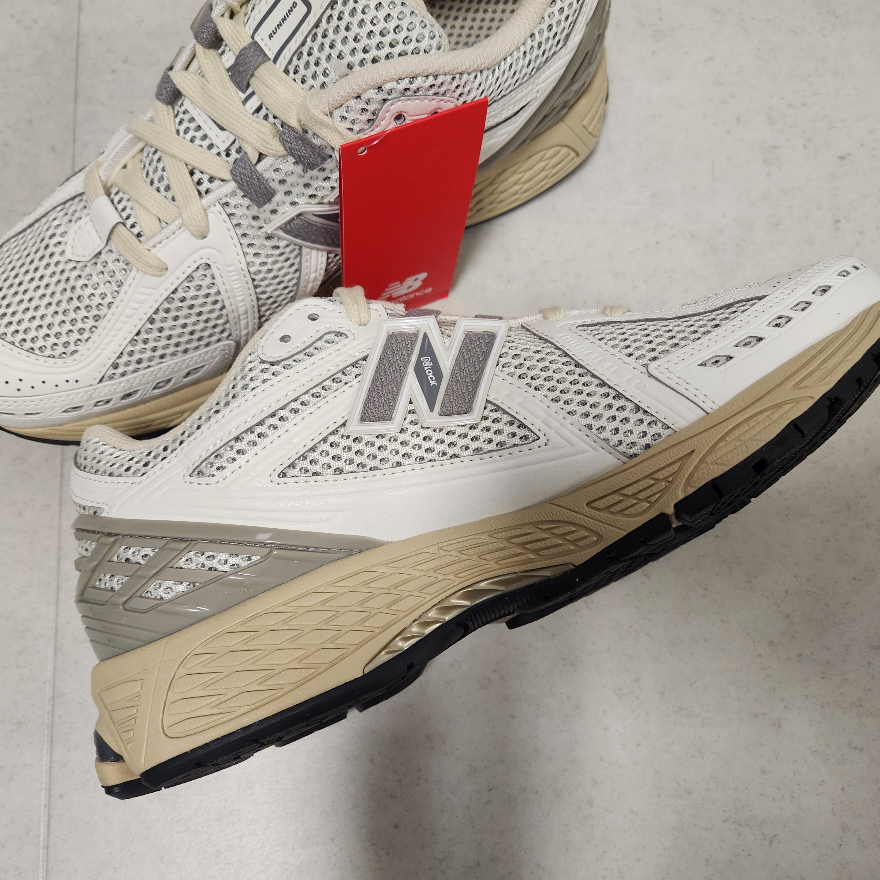 New Balance 1906R White Gray 착용 스타일 - 4