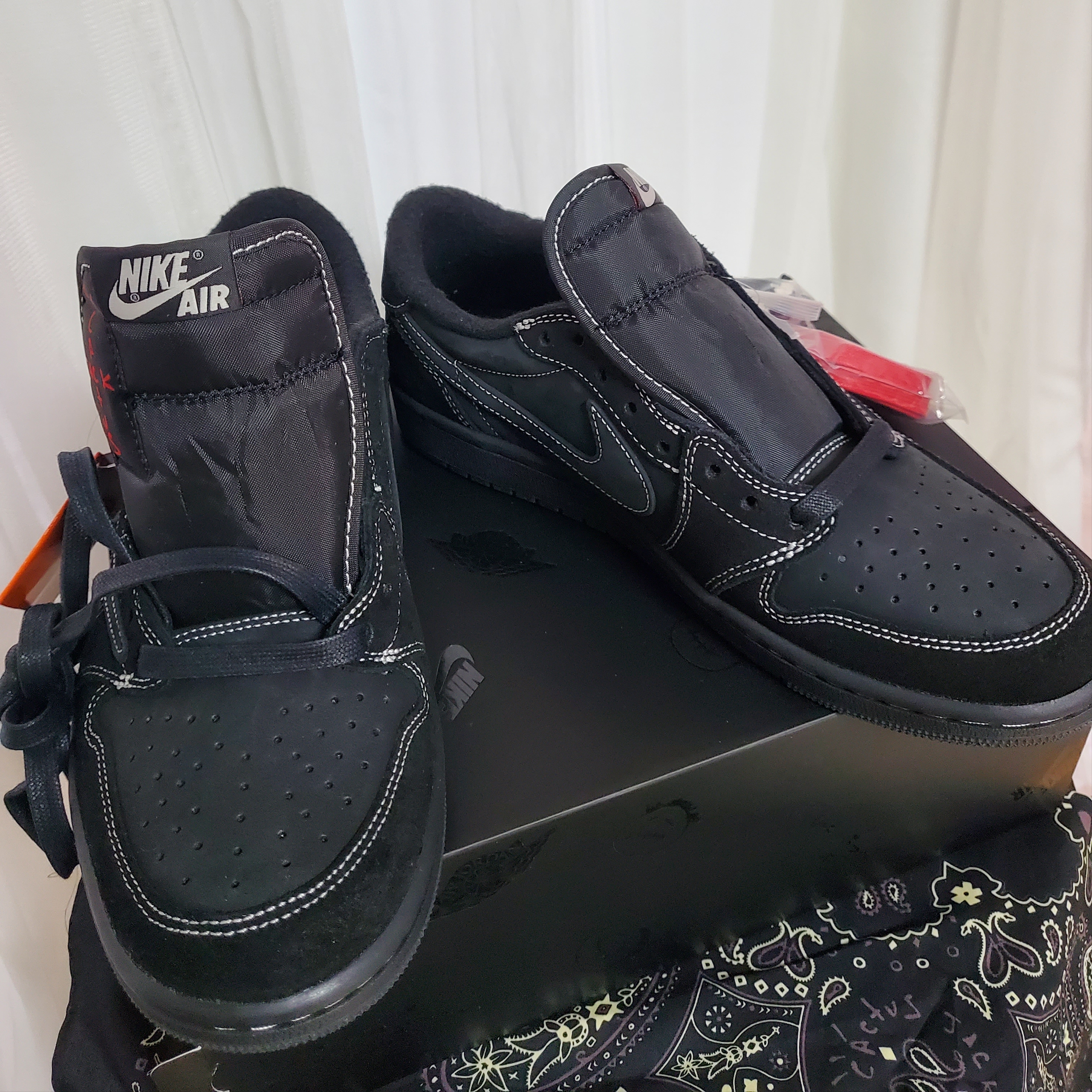 Jordan 1 x Travis Scott Retro Low OG SP Black Phantom 착용 스타일 - 1