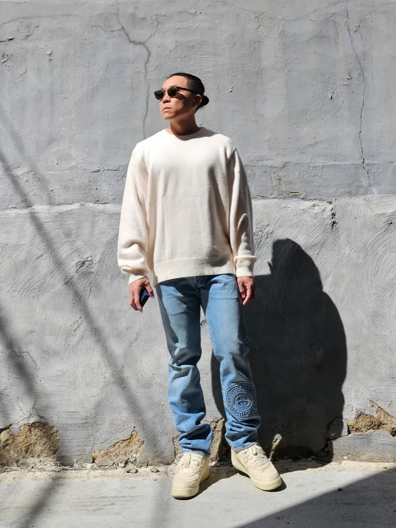 Stussy 8 Ball Spray Sweater Ivory, Stussy x Levi's Embossed 501 Jean Indigo 착용 스타일 - 1