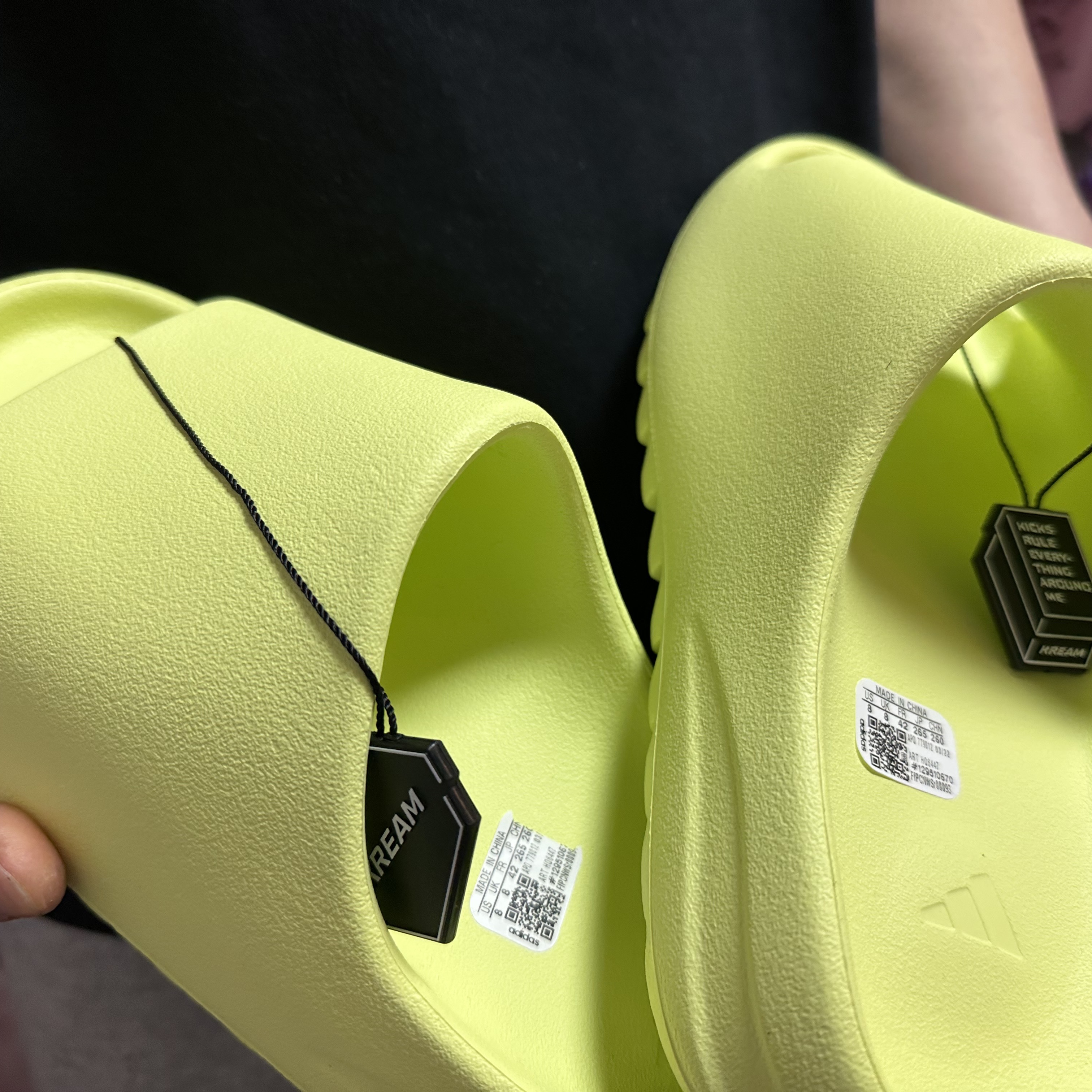 Adidas Yeezy Slide Glow Green 2022/2023 착용 스타일 - 4