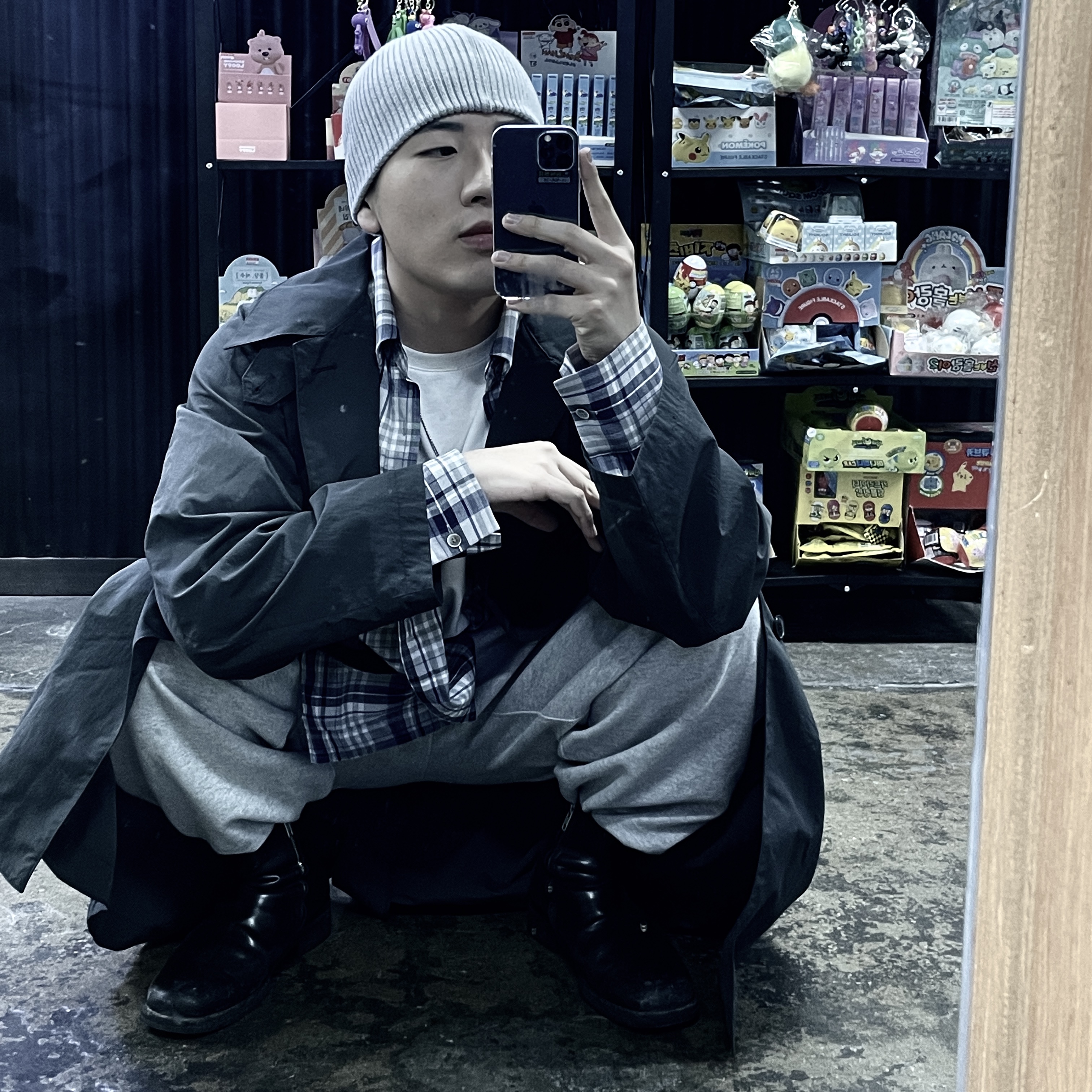 Uniqlo U Trench Coat Dark Gray 착용 스타일 - 3