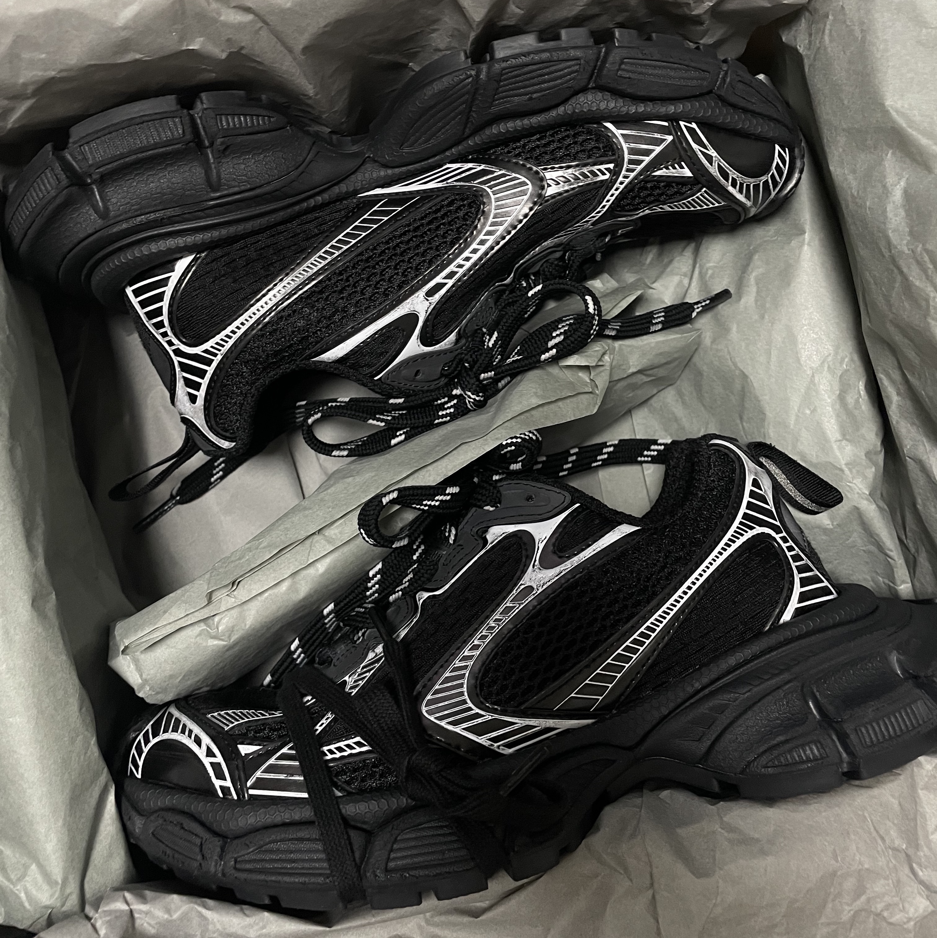 (W) Balenciaga 3XL Sneakers Black 착용 스타일 - 2