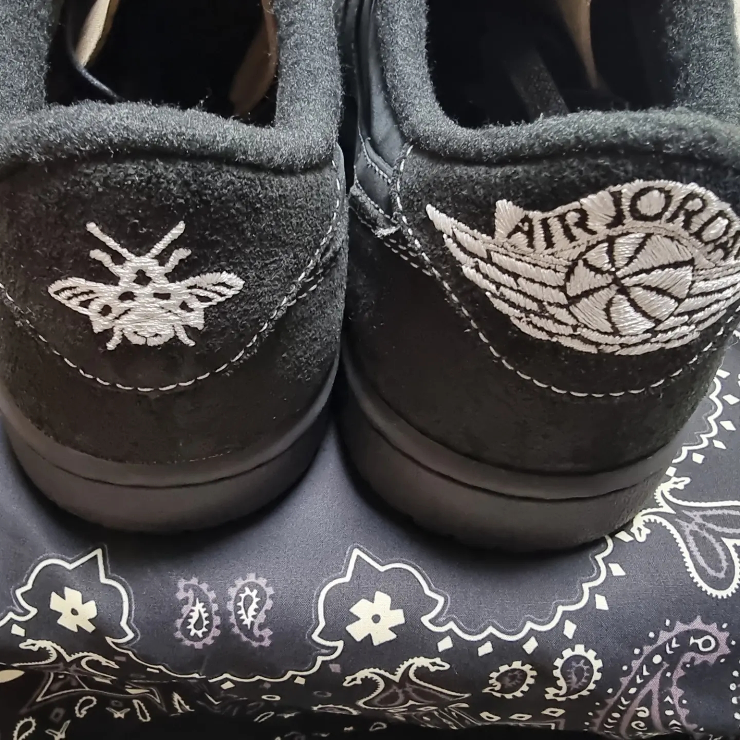 Jordan 1 x Travis Scott Retro Low OG SP Black Phantom 착용 스타일 - 3