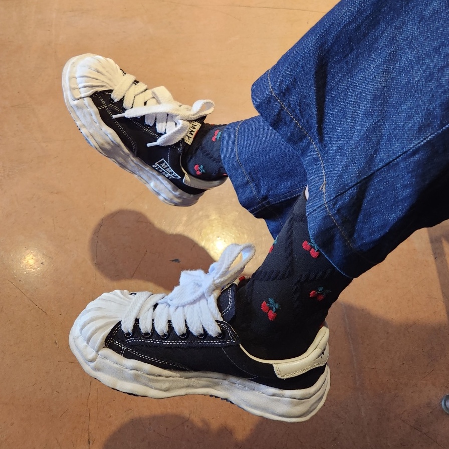 Maison Mihara Yasuhiro Blakey OG Sole Canvas Low-top Sneakers Black White, Maison Margiela 5AC Mini Bag Black 착용 스타일 - 2