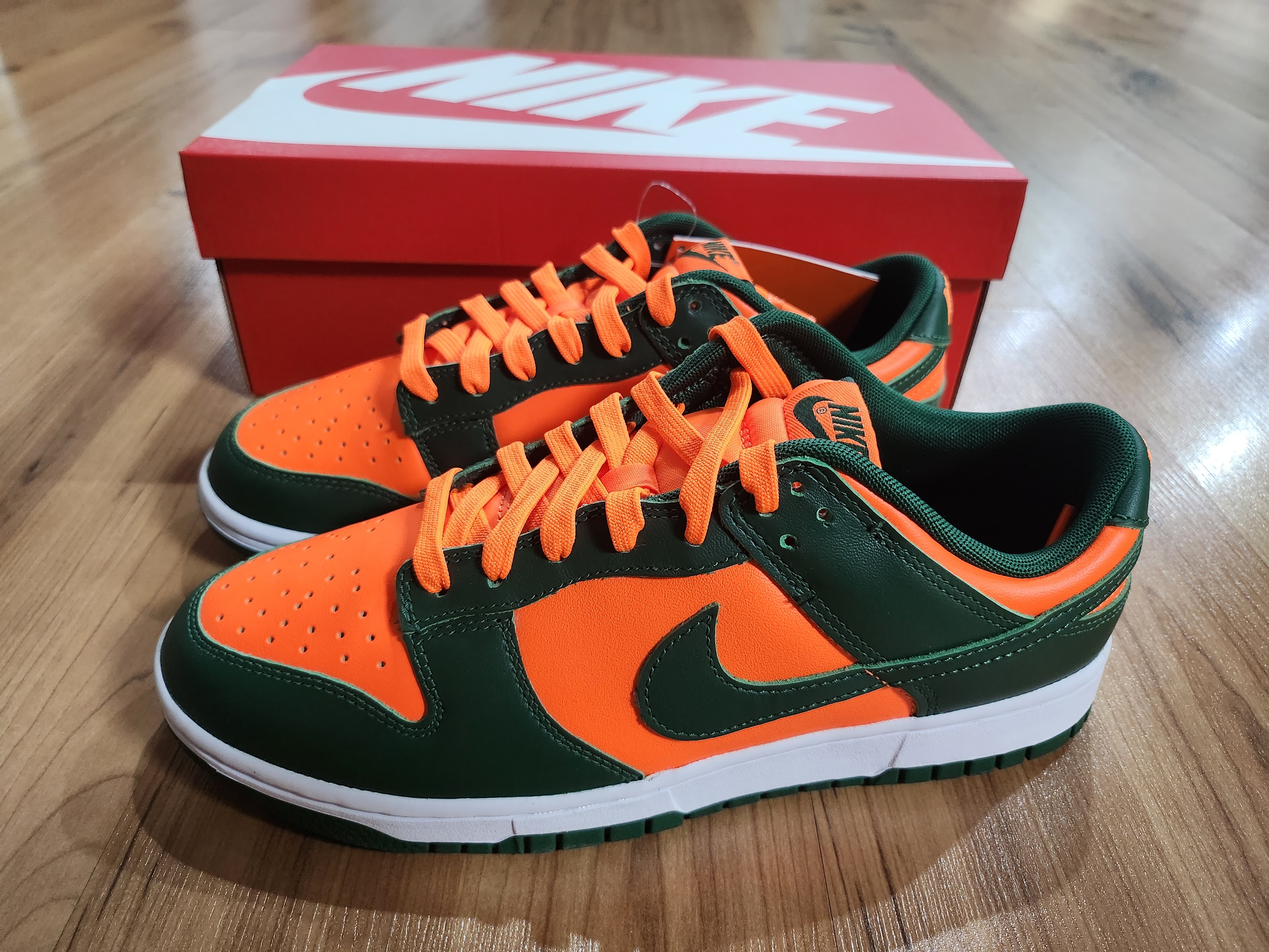 Nike Dunk Low Gorge Green and Total Orange 착용 스타일 - 1