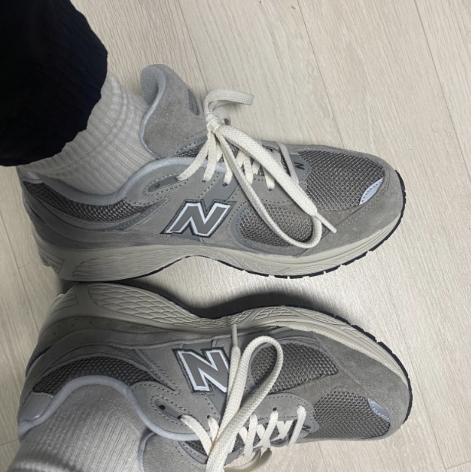 New Balance 2002R Grey 착용 스타일