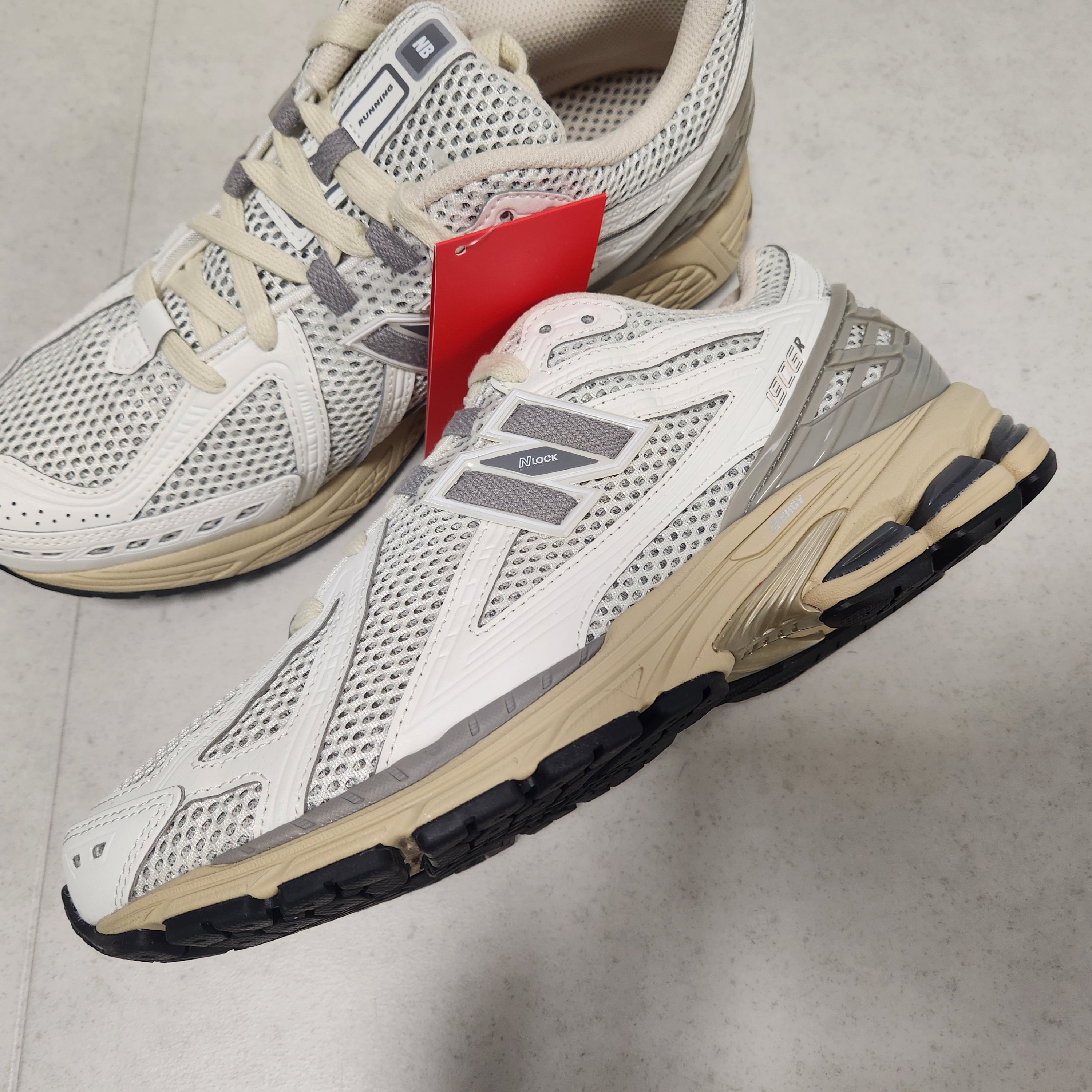 New Balance 1906R White Gray 착용 스타일 - 3