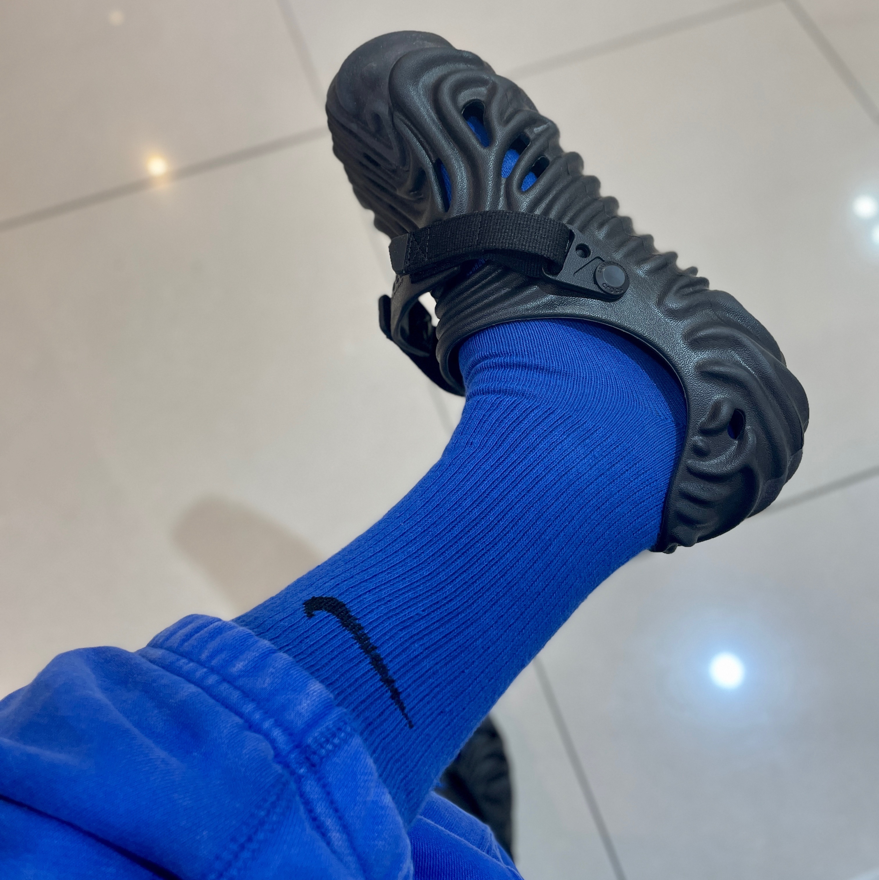 Crocs x Salehe Bembury Pollex Clog Sasquatch, Nike x Stussy NRG Acid Washed Fleece Pants Game Royal (DR4025-480) 착용 스타일