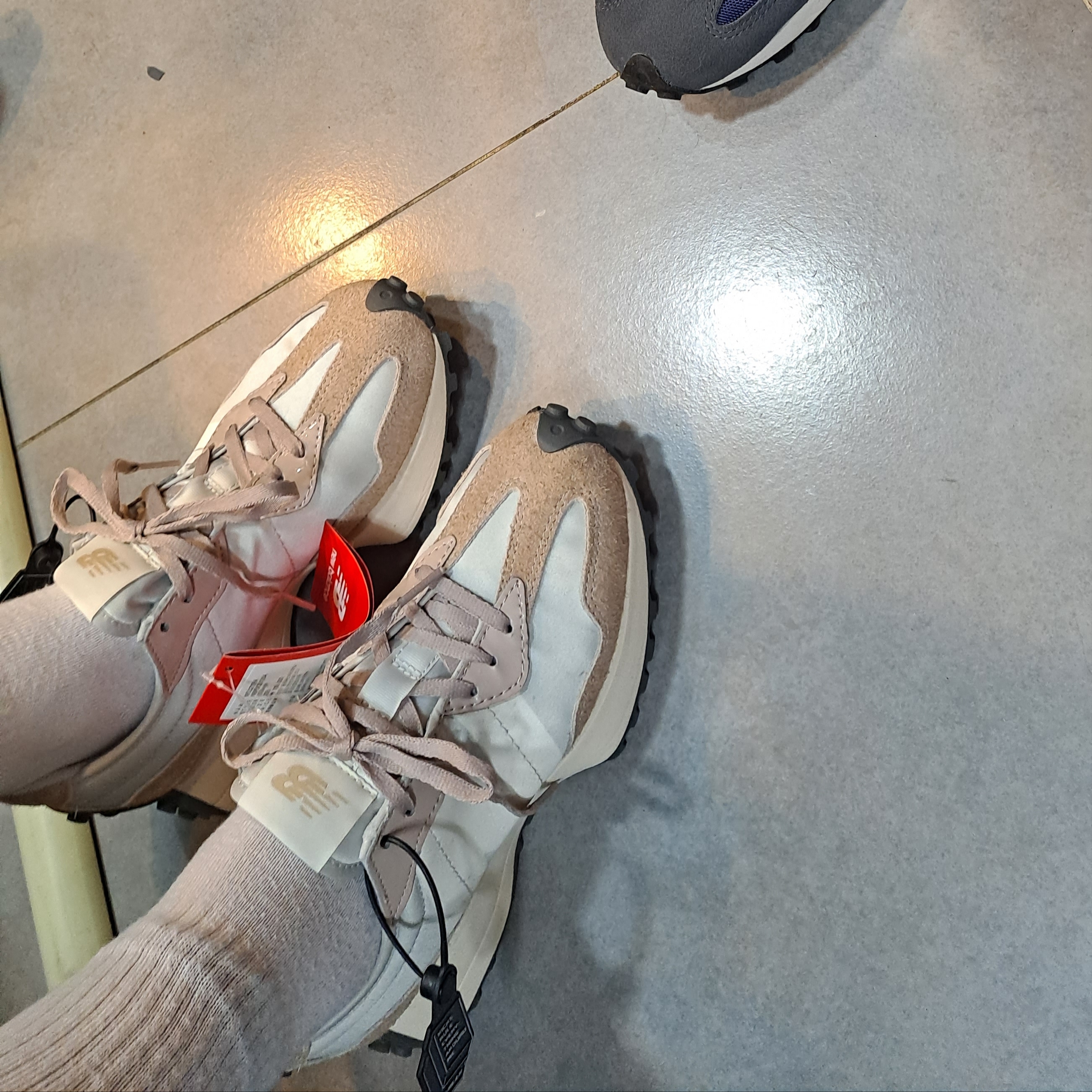 (W) New Balance 327 Grey Beige 착용 스타일 - 2
