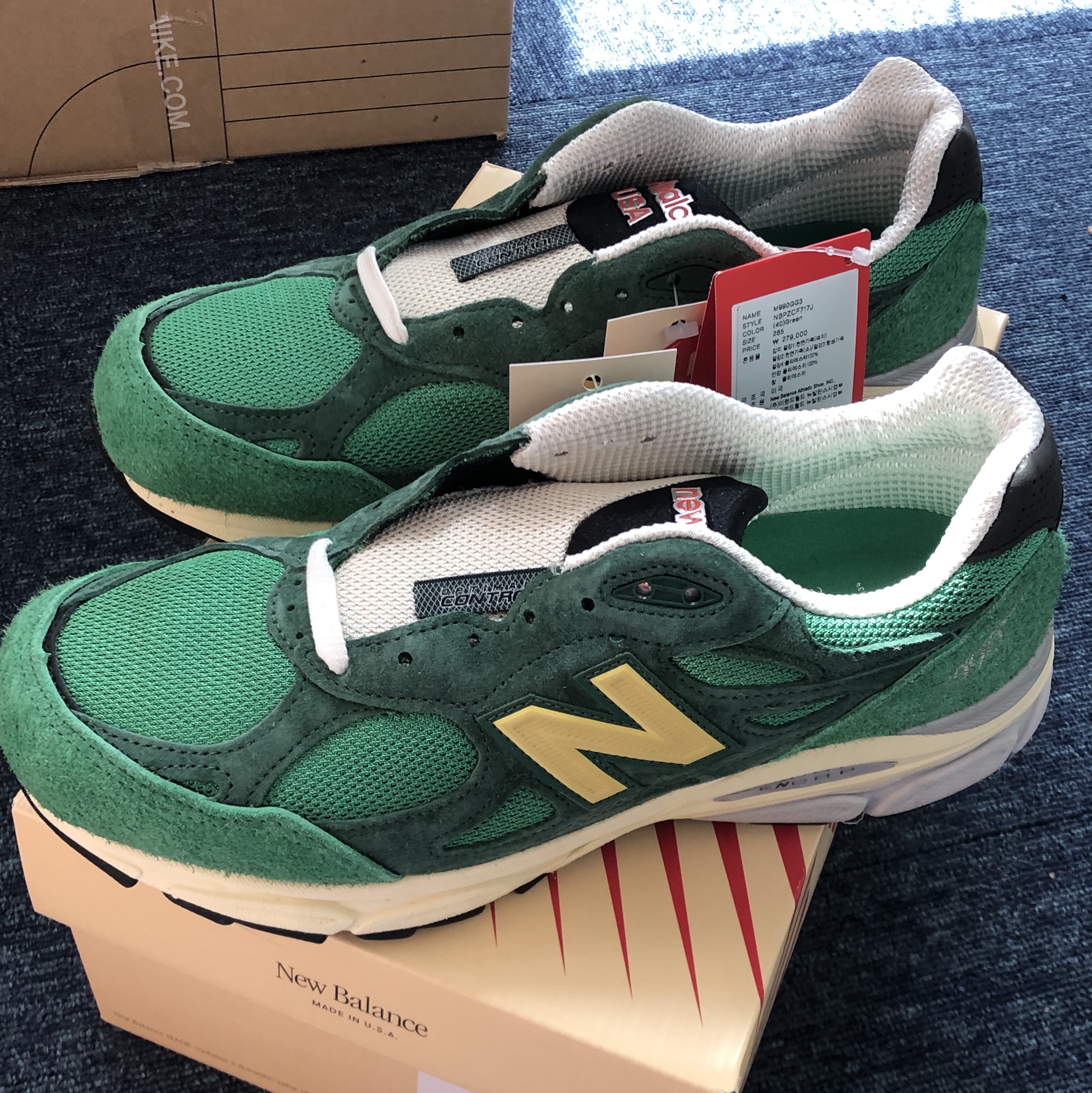 New Balance 990v3 Made in USA Kelly Green Varsity Gold 착용 스타일