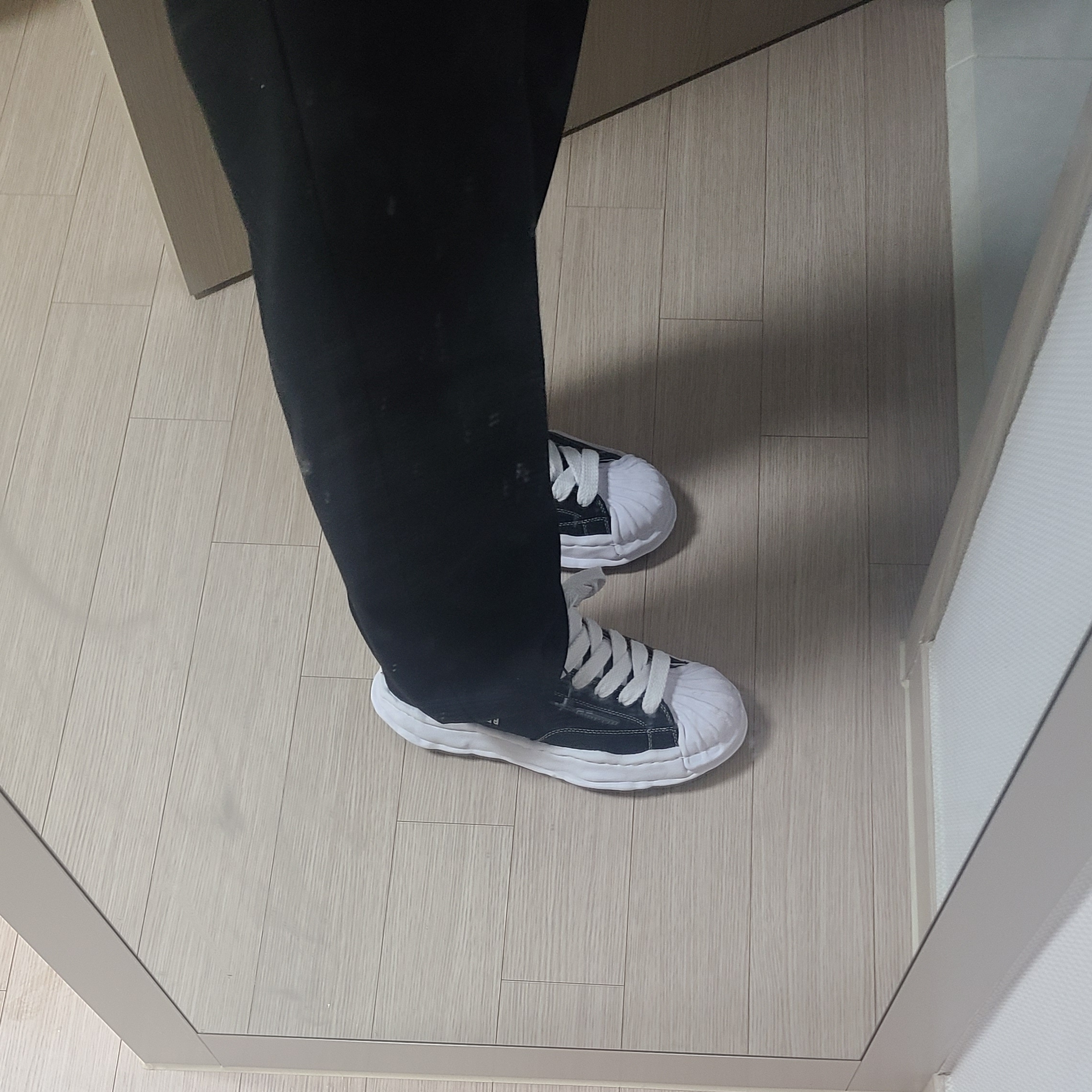 Maison Mihara Yasuhiro Blakey OG Sole Canvas Low-top Sneakers Black White 착용 스타일 - 2