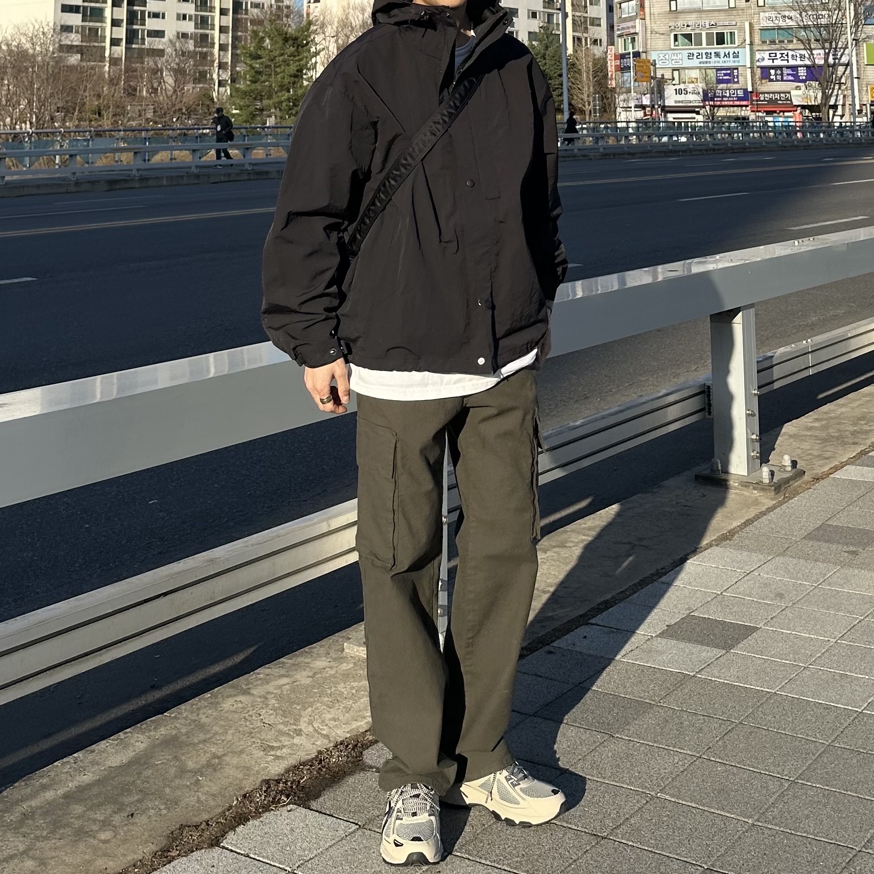 Asics Gel-Venture 6 Feather Grey Black, Porter Tanker Shoulder Bag S Black 착용 스타일 - 2