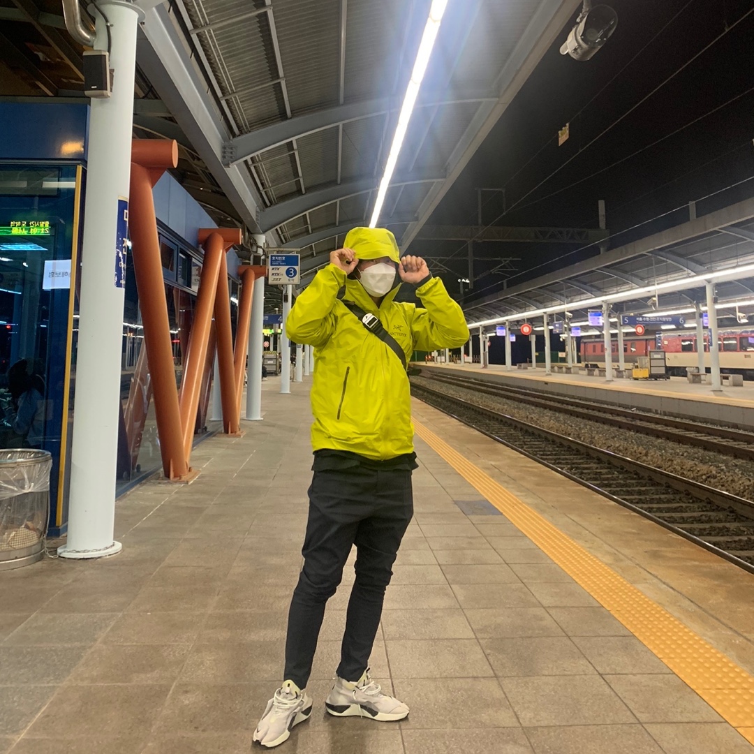 Balenciaga Swift Oval Sunglasses Silver, Arc'teryx Beta SL Hybrid Jacket Lampyre 착용 스타일 - 2