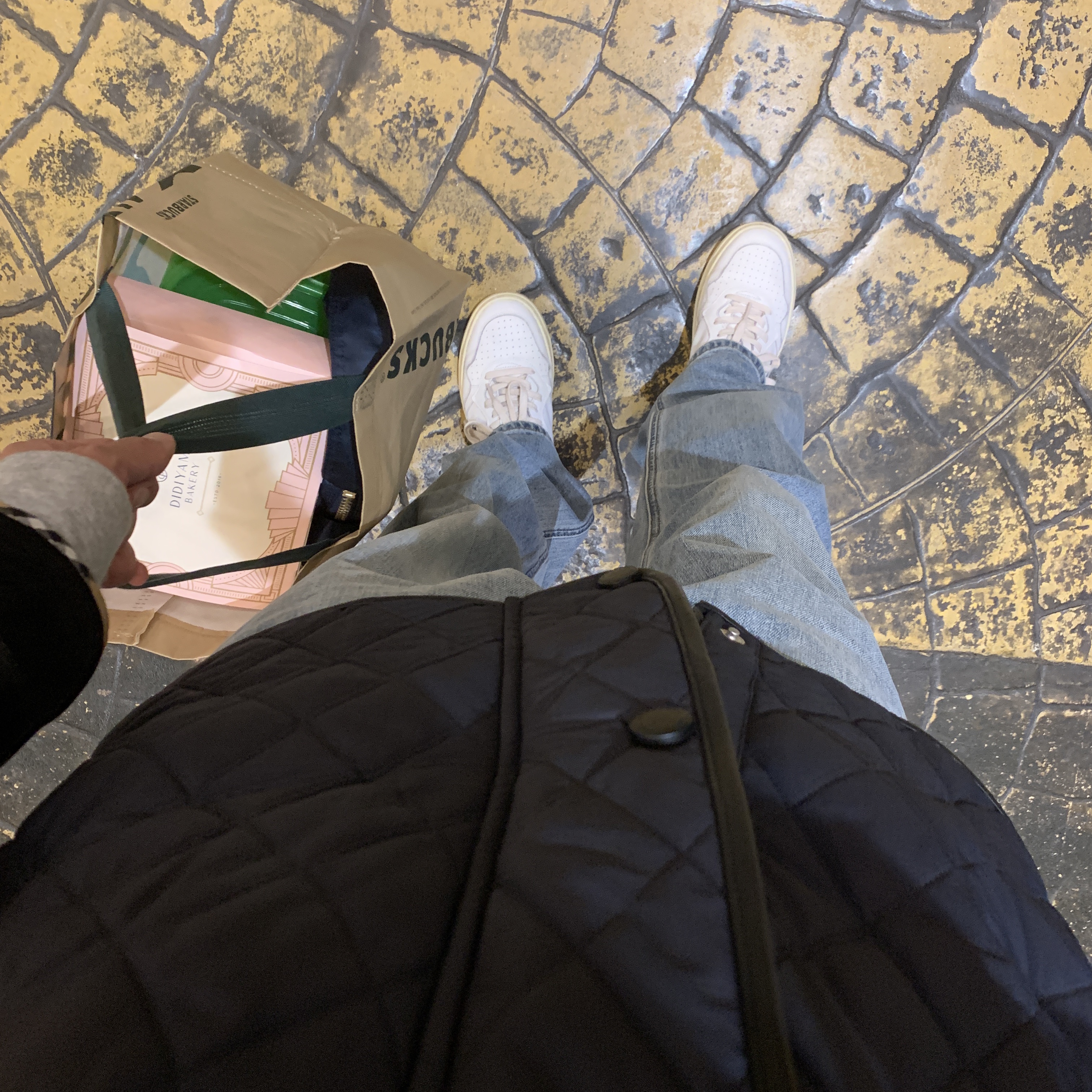 Autry Medalist Low Leather Sneakers White, Burberry Reversible Vintage Check Thermoregulated Overshirt Black 착용 스타일