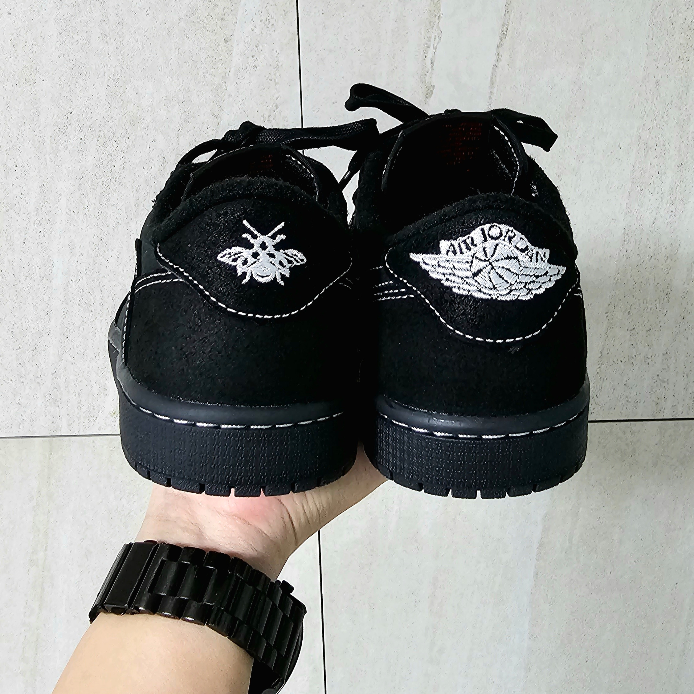 Jordan 1 x Travis Scott Retro Low OG SP Black Phantom 착용 스타일 - 3
