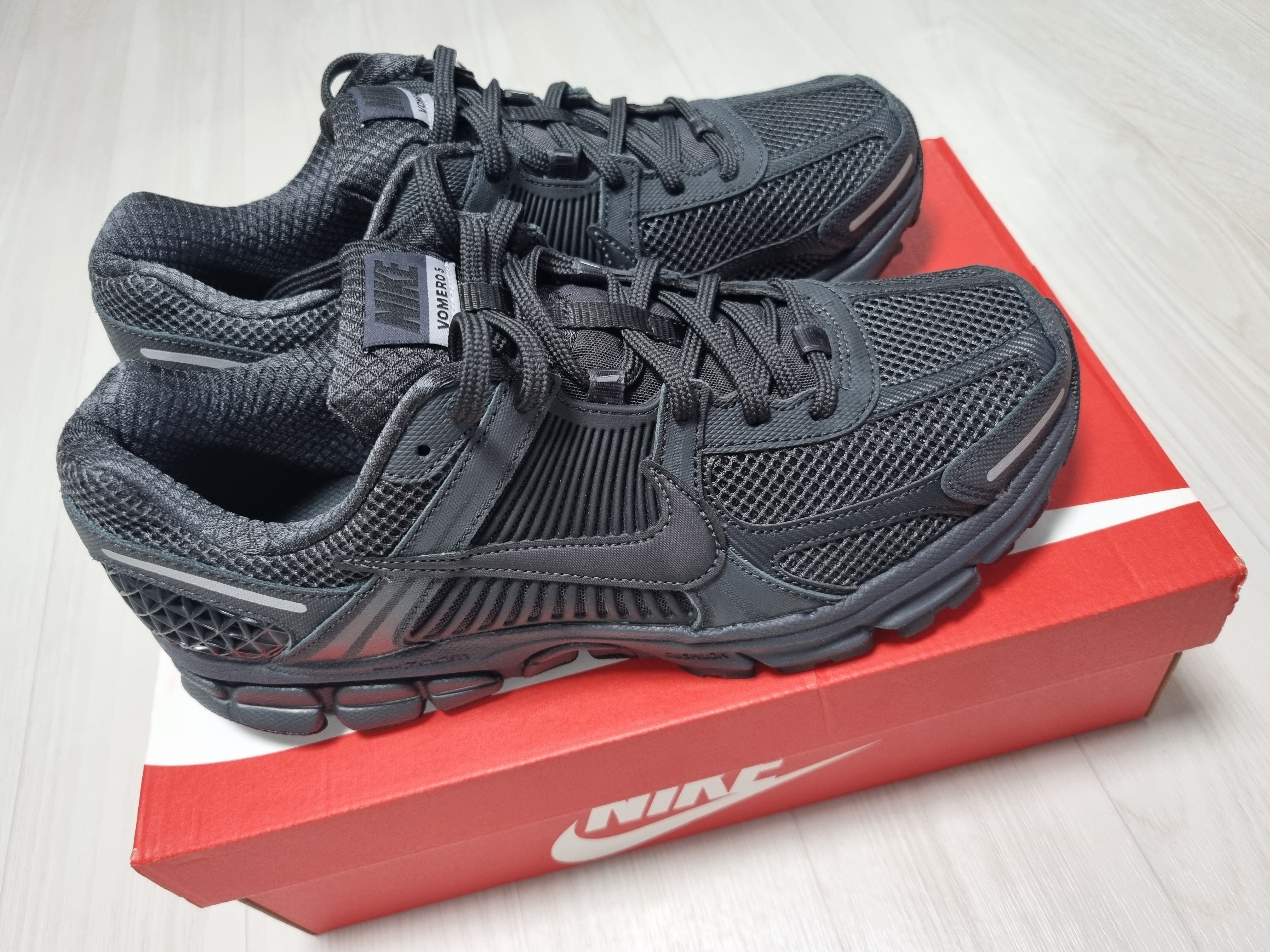 Nike Zoom Vomero 5 SP Anthracite 2023 착용 스타일 - 1